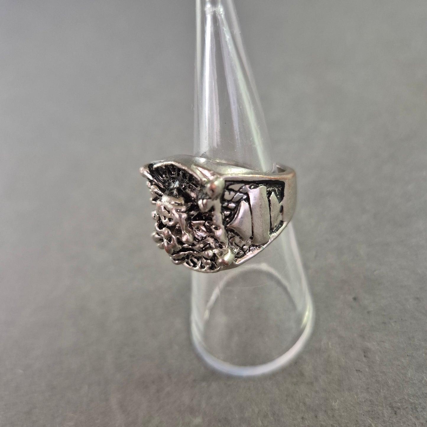 Silberfarbener Herrenring – Gothic-Stil mit Totenkopf-Motiv