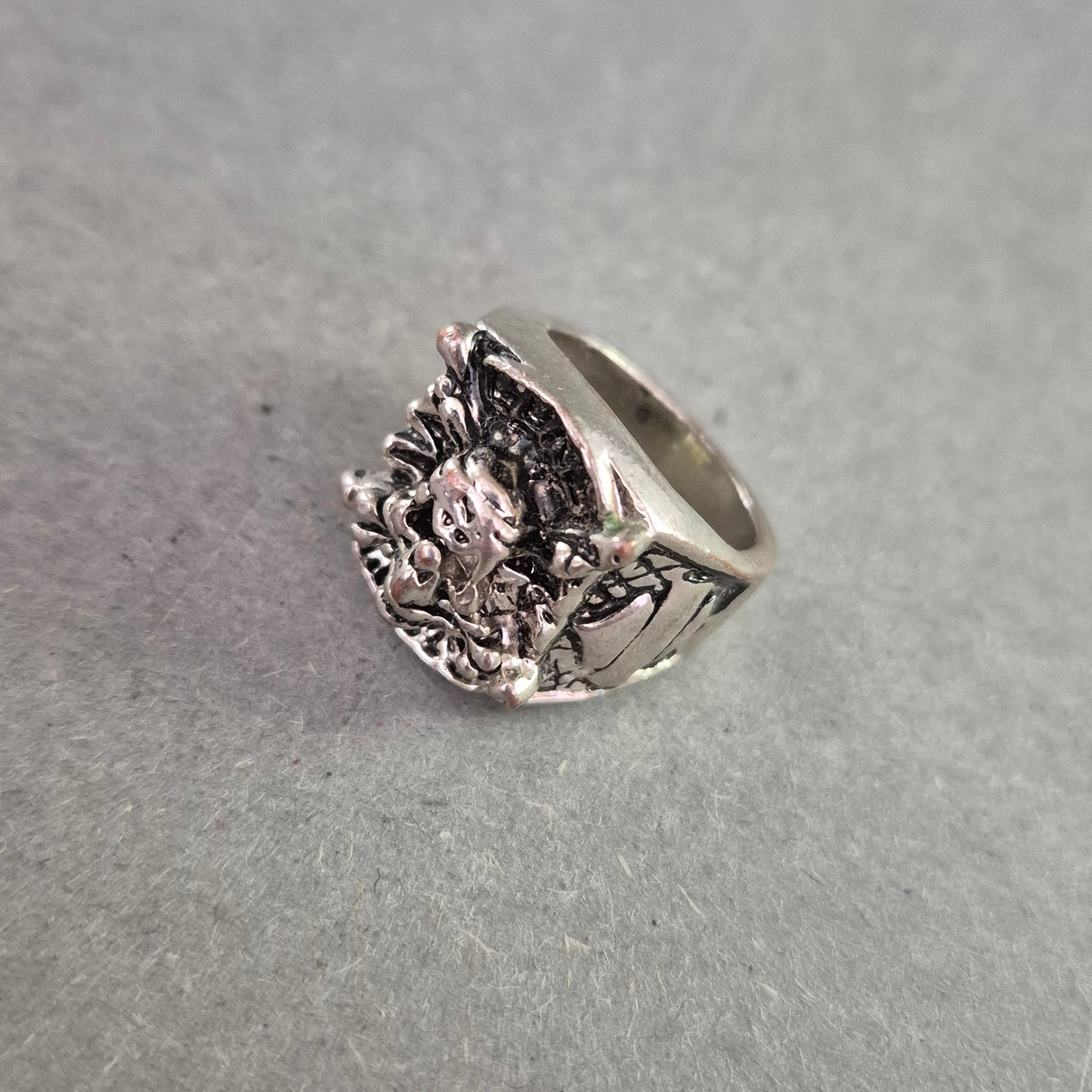 Silberfarbener Herrenring – Gothic-Stil mit Totenkopf-Motiv