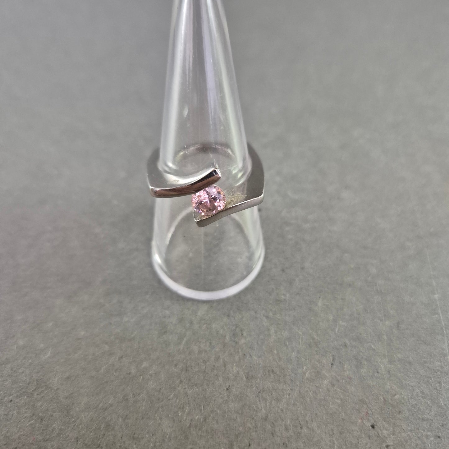 Moderner Damenring in Silberoptik – Offenes Design mit rosa Stein