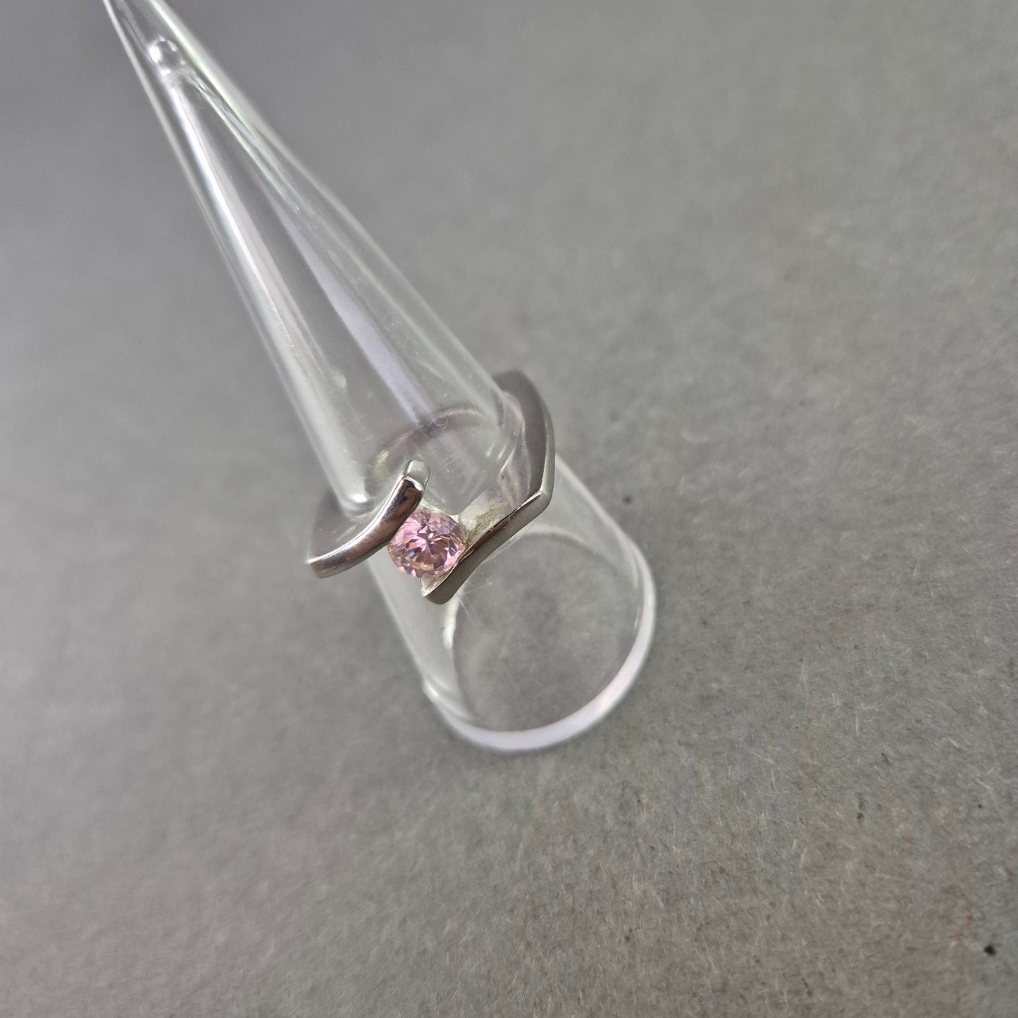 Moderner Damenring in Silberoptik – Offenes Design mit rosa Stein