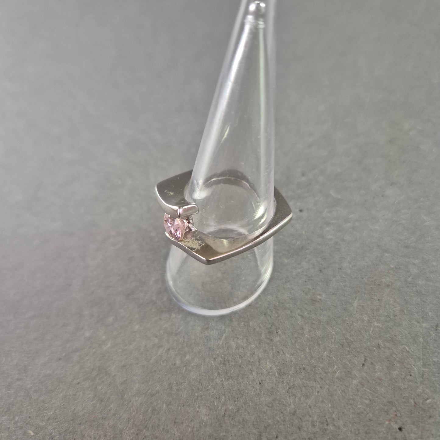 Moderner Damenring in Silberoptik – Offenes Design mit rosa Stein