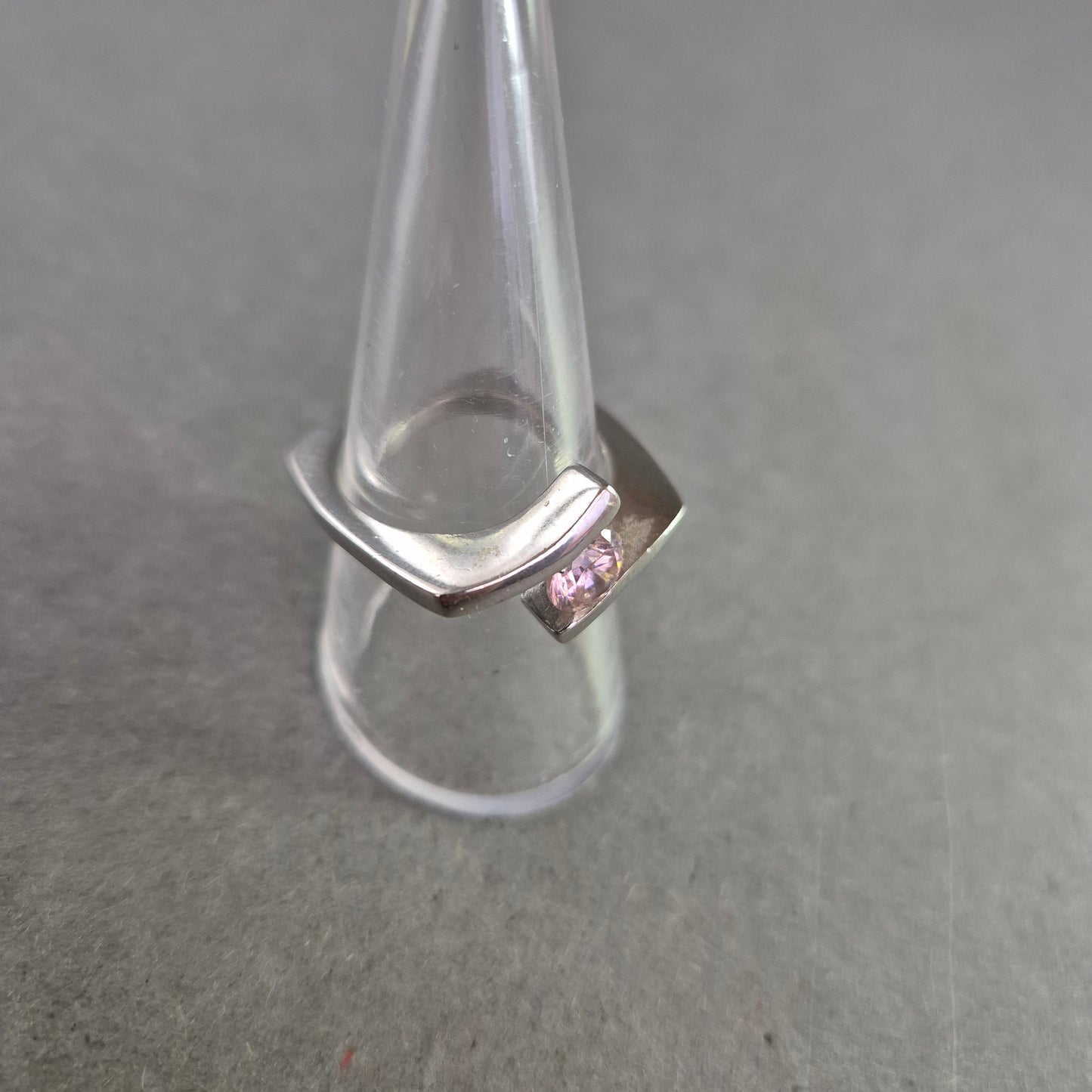 Moderner Damenring in Silberoptik – Offenes Design mit rosa Stein