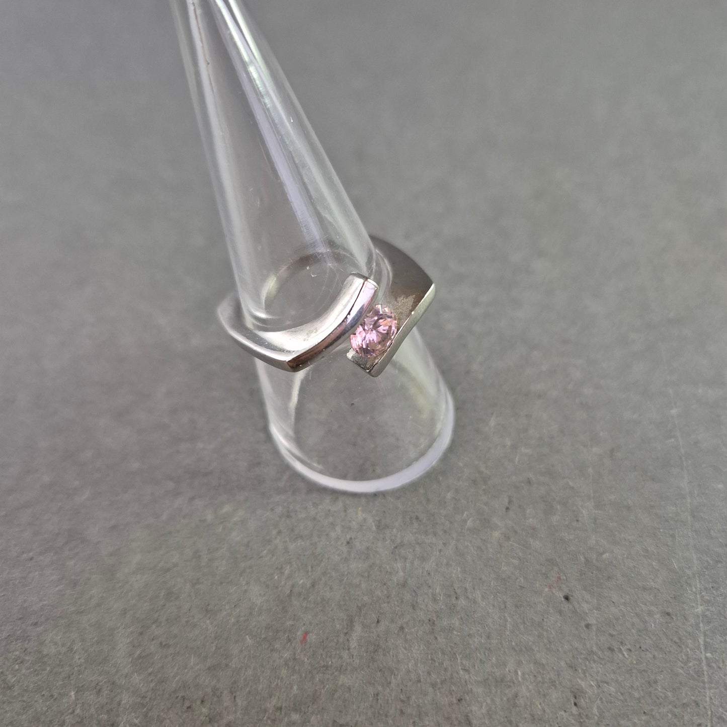 Moderner Damenring in Silberoptik – Offenes Design mit rosa Stein