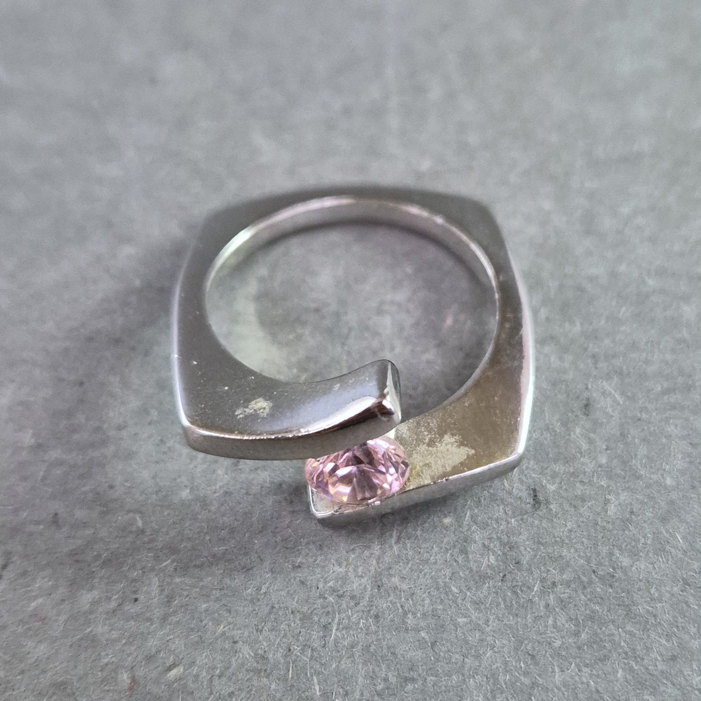 Moderner Damenring in Silberoptik – Offenes Design mit rosa Stein
