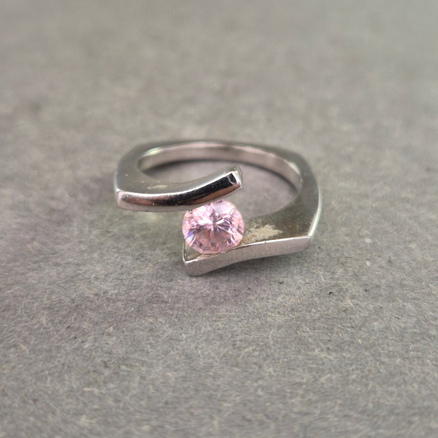 Moderner Damenring in Silberoptik – Offenes Design mit rosa Stein