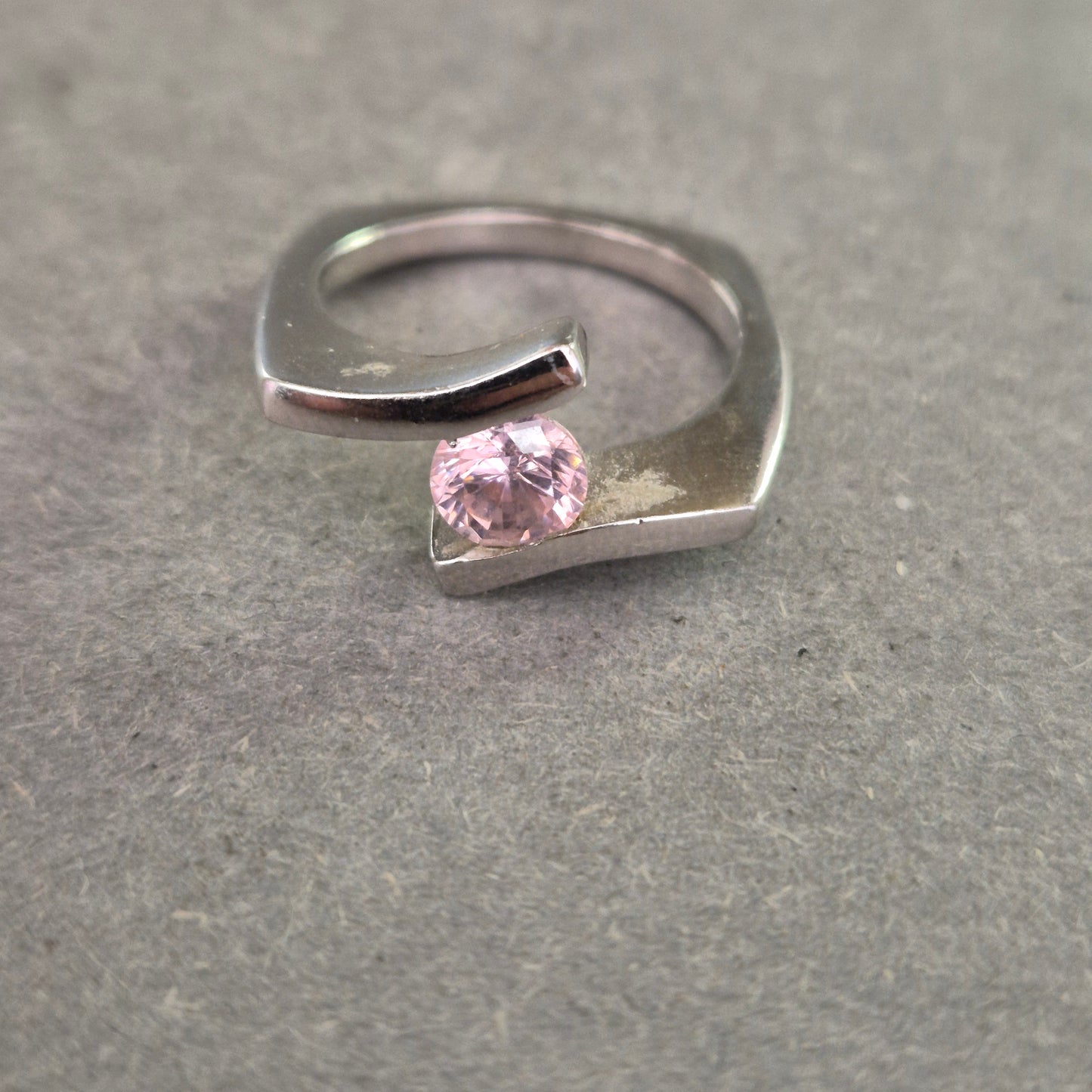 Moderner Damenring in Silberoptik – Offenes Design mit rosa Stein