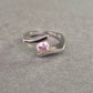 Moderner Damenring in Silberoptik – Offenes Design mit rosa Stein
