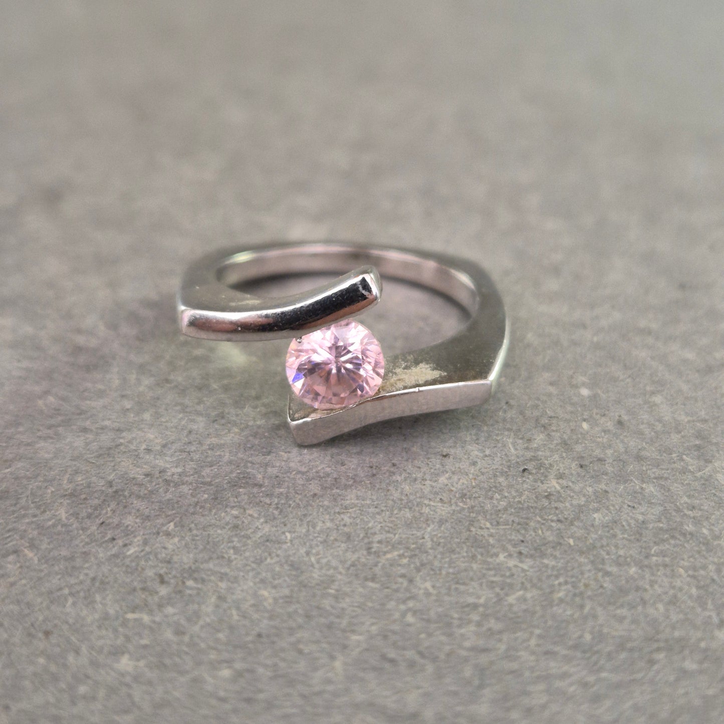 Moderner Damenring in Silberoptik – Offenes Design mit rosa Stein