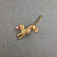 Vintage Anstecknadel „Windhund“ – Goldoptik mit rotem Strassauge