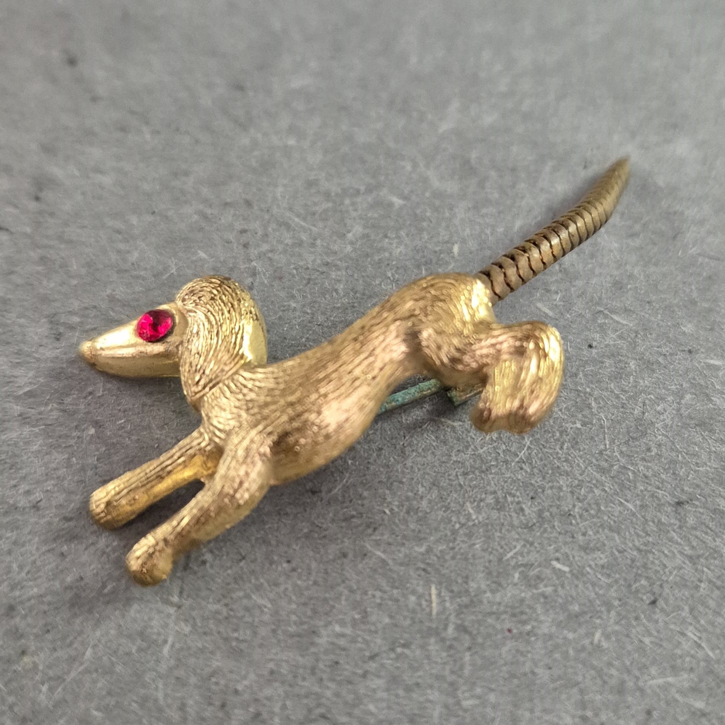Vintage Anstecknadel „Windhund“ – Goldoptik mit rotem Strassauge