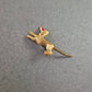 Vintage Anstecknadel „Windhund“ – Goldoptik mit rotem Strassauge