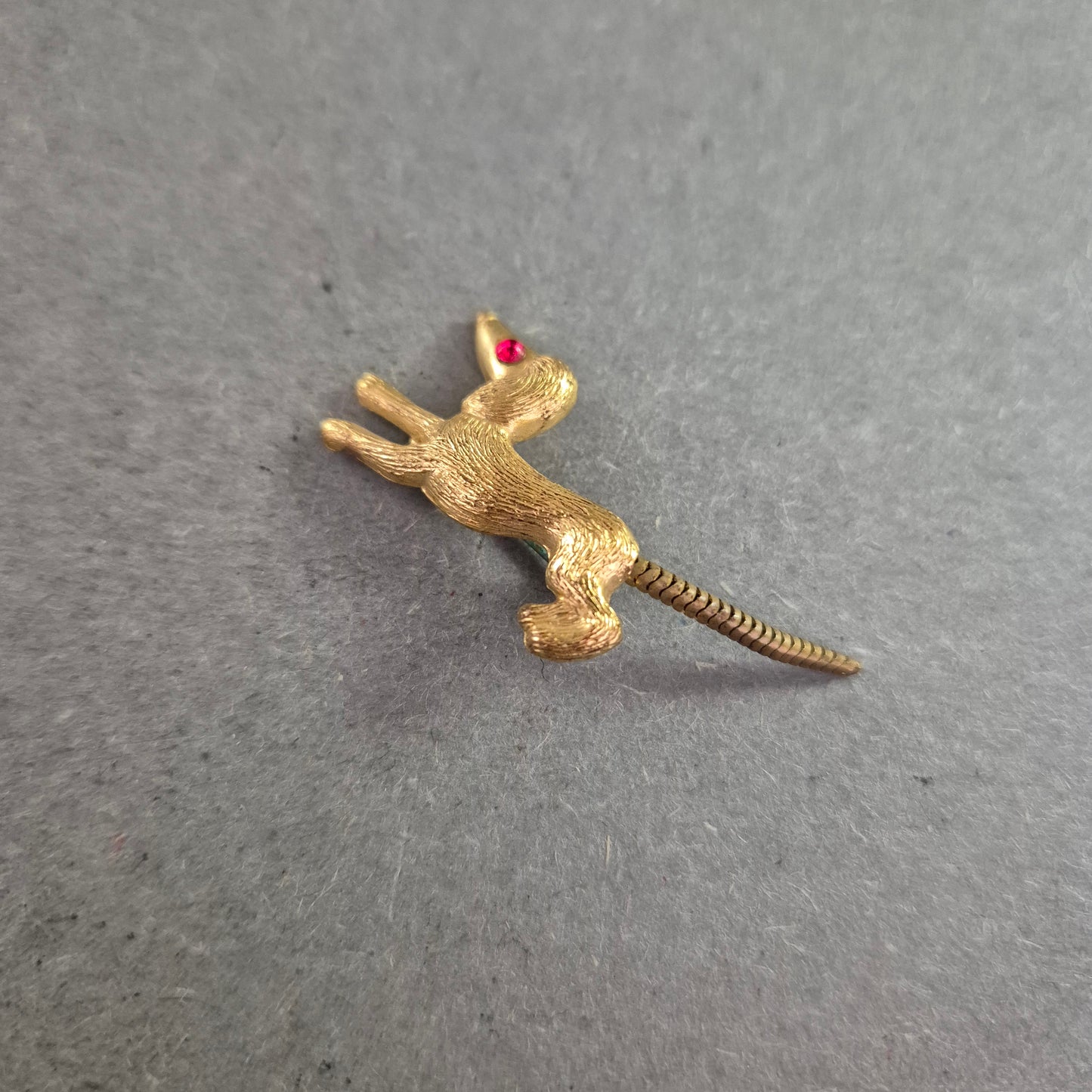 Vintage Anstecknadel „Windhund“ – Goldoptik mit rotem Strassauge