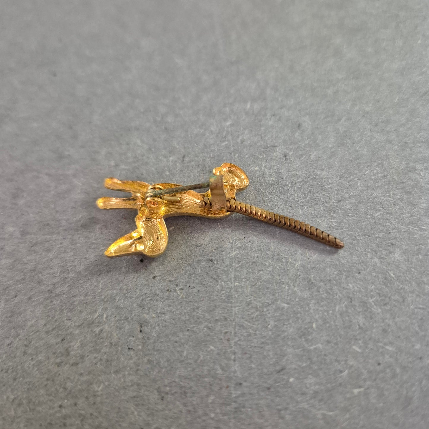 Vintage Anstecknadel „Windhund“ – Goldoptik mit rotem Strassauge