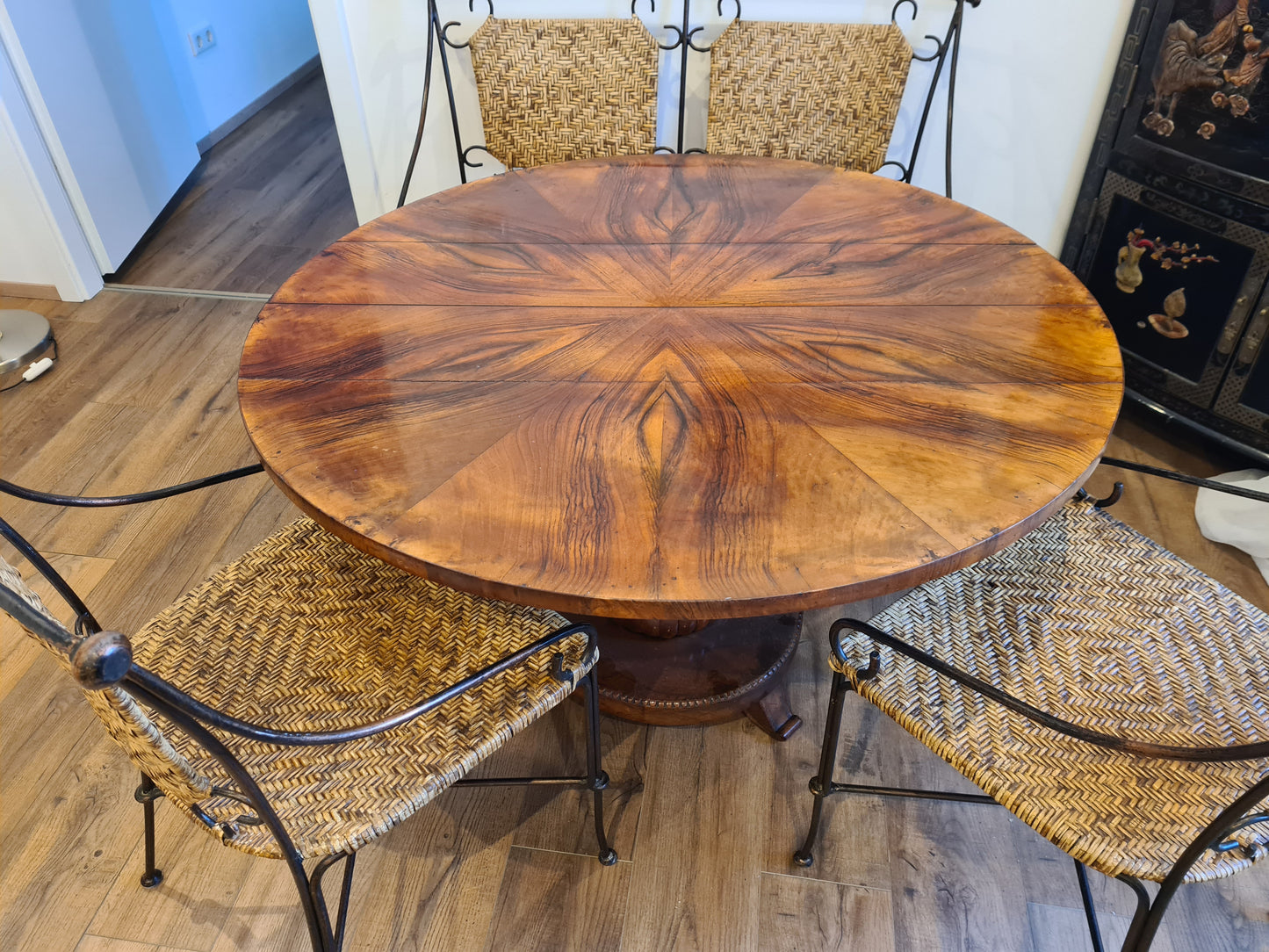 Biedermeier Esstisch Nussbaumholz 19 Jahrhundert Antik Mobiliar 111cm