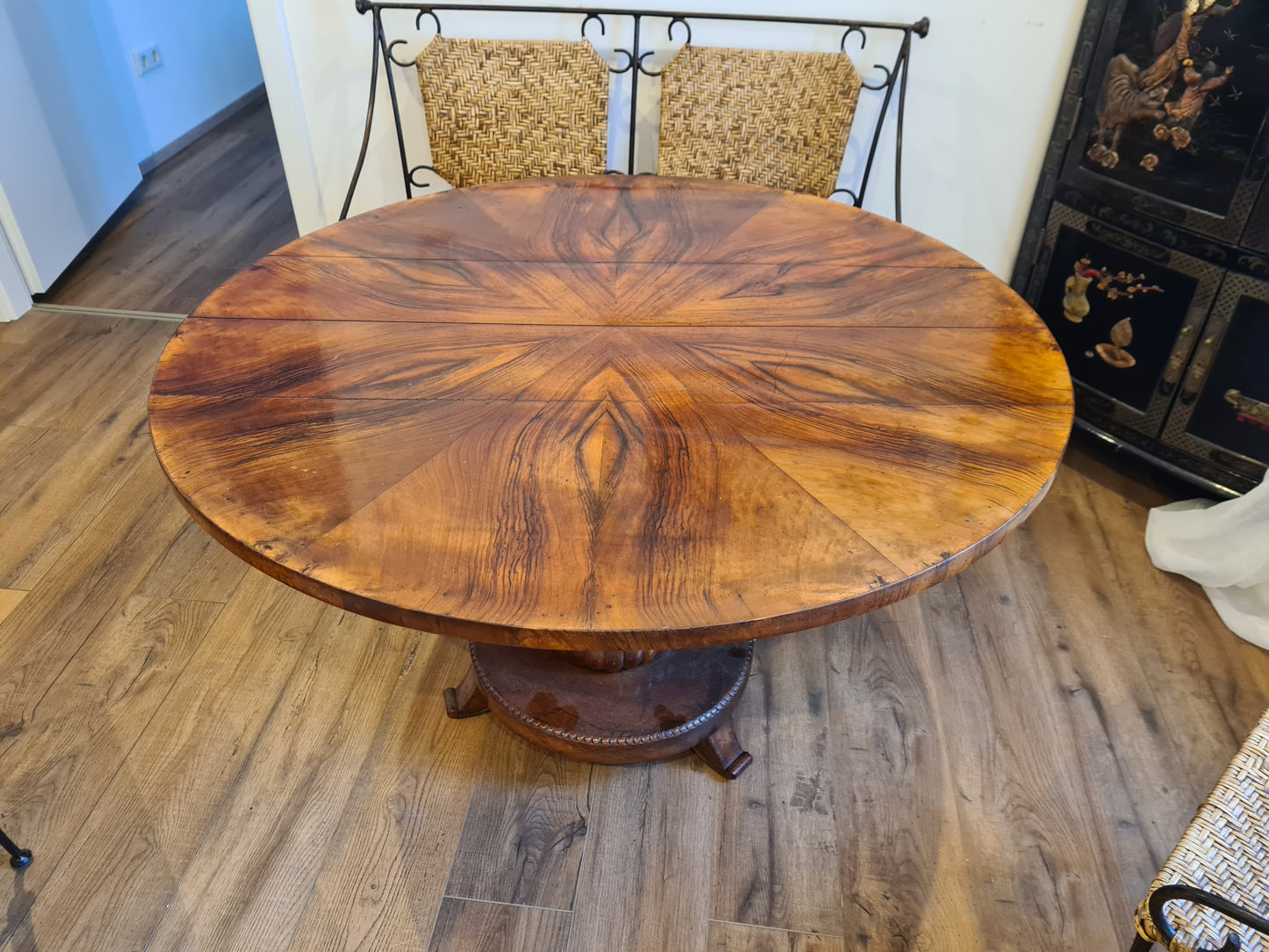 Biedermeier Esstisch Nussbaumholz 19 Jahrhundert Antik Mobiliar 111cm