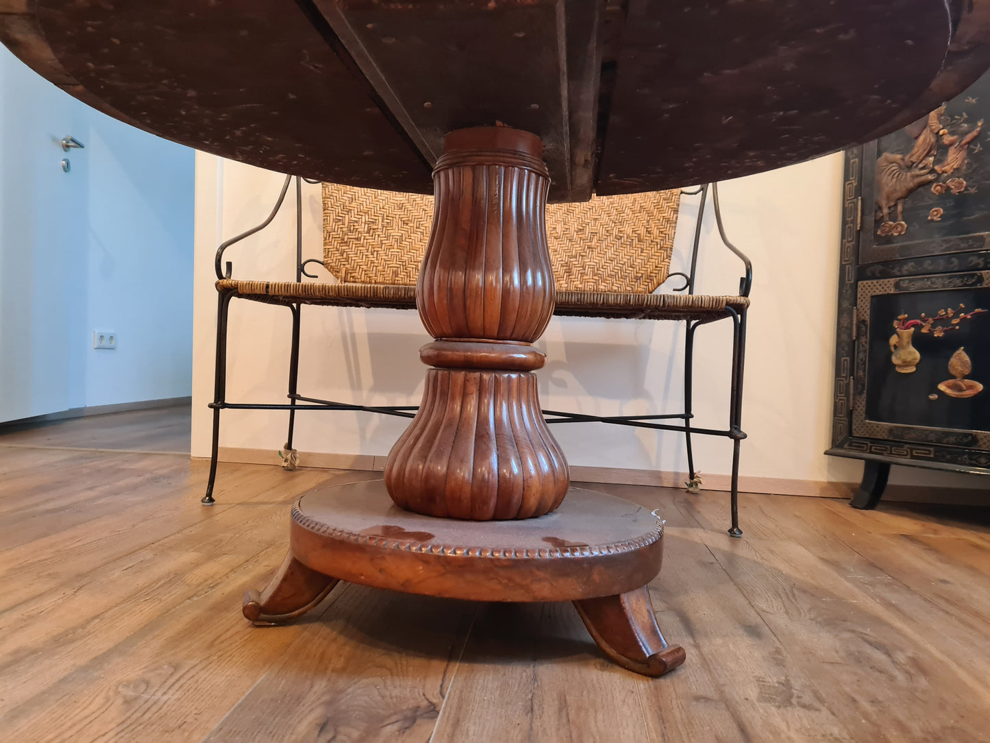 Biedermeier Esstisch Nussbaumholz 19 Jahrhundert Antik Mobiliar 111cm