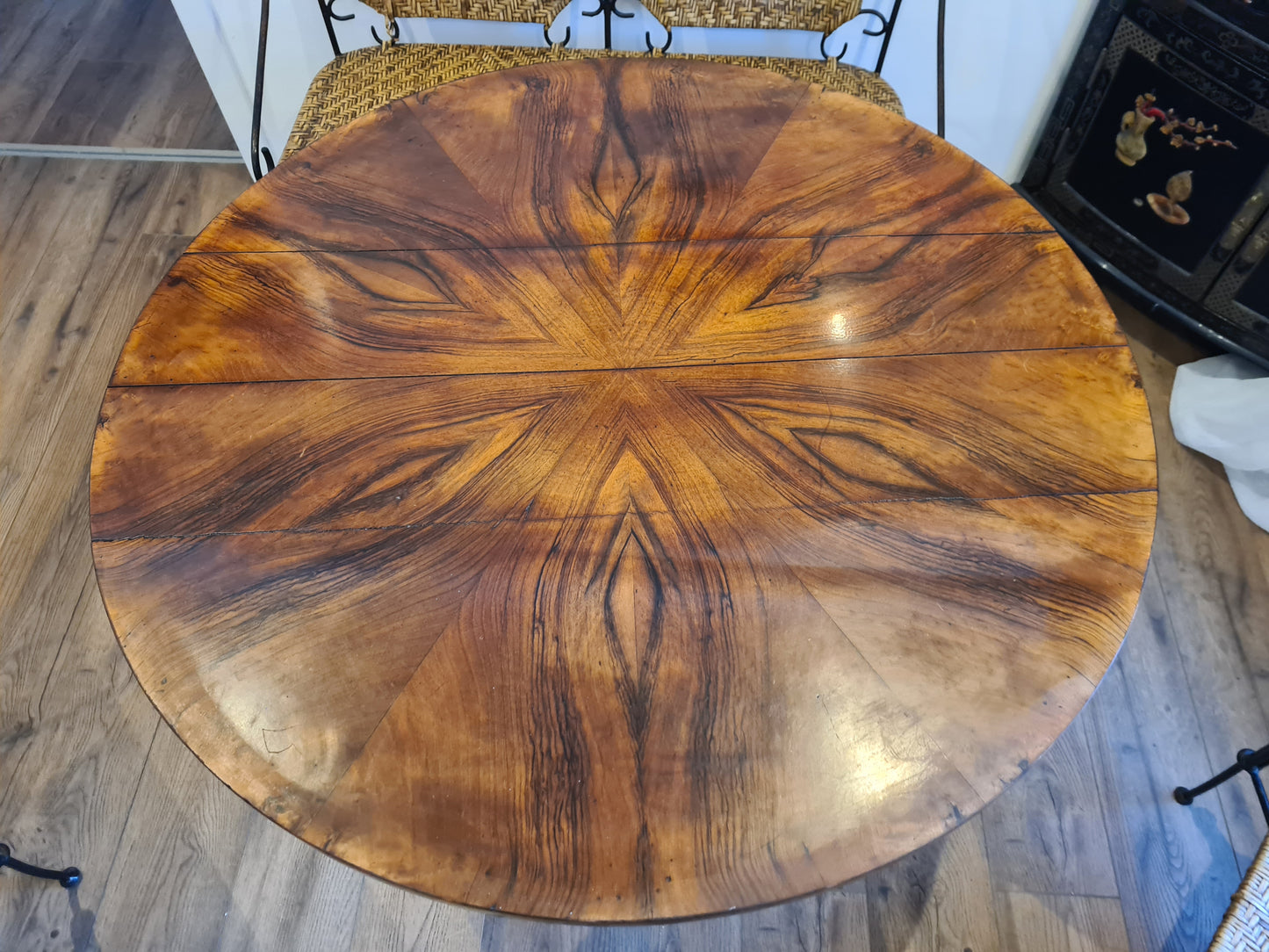 Biedermeier Esstisch Nussbaumholz 19 Jahrhundert Antik Mobiliar 111cm