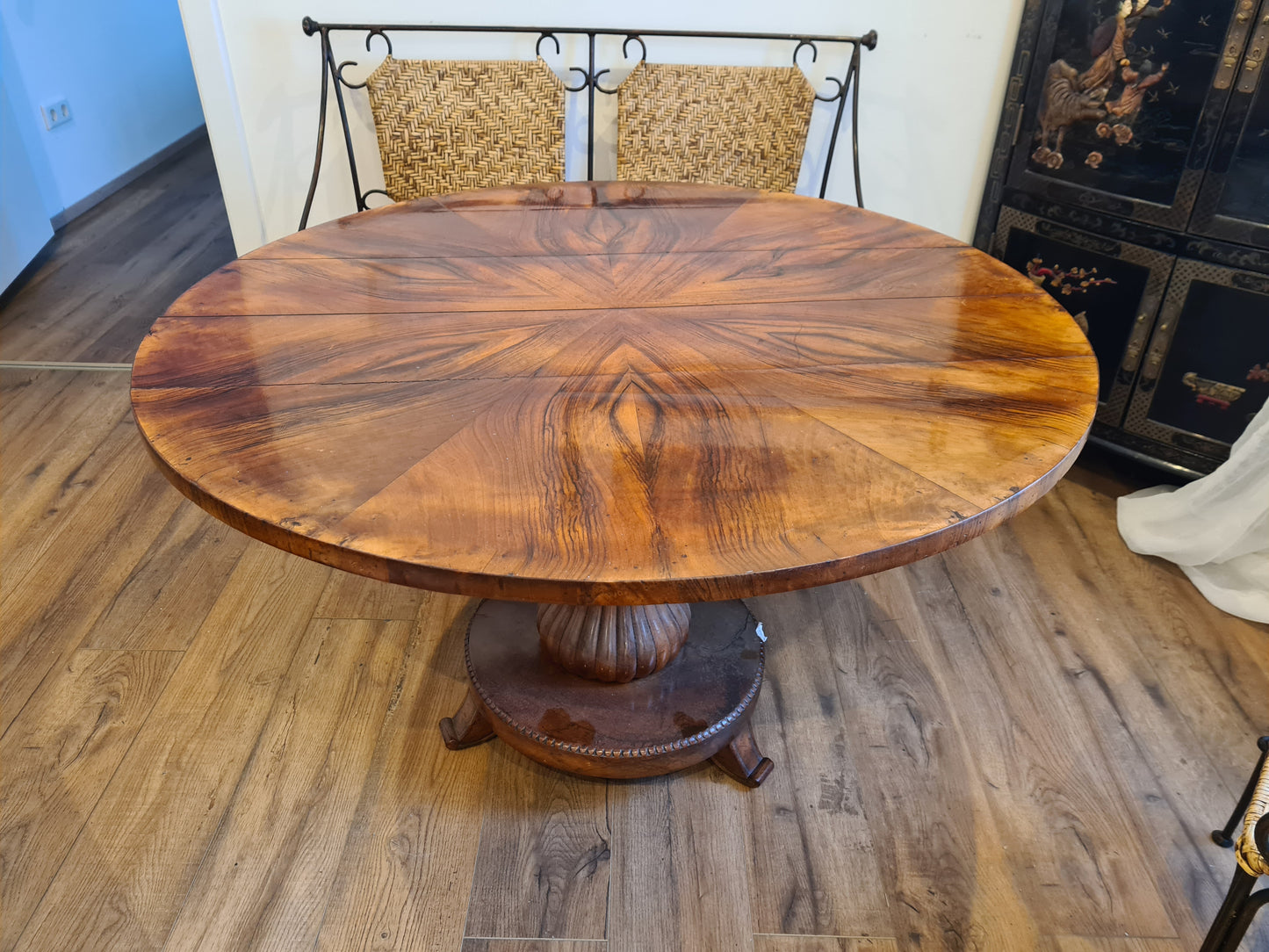 Biedermeier Esstisch Nussbaumholz 19 Jahrhundert Antik Mobiliar 111cm