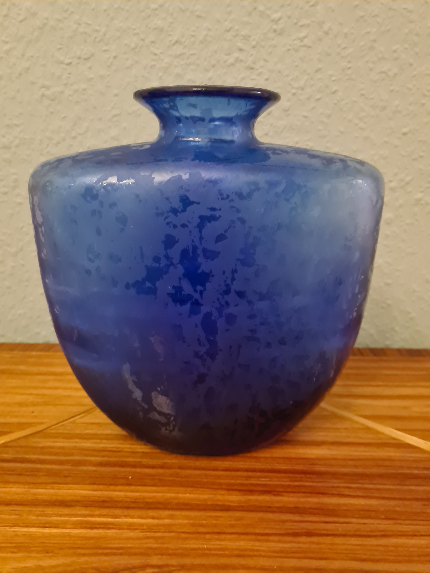 Künstlerglasvase in Blau mit organischer Form 22cm