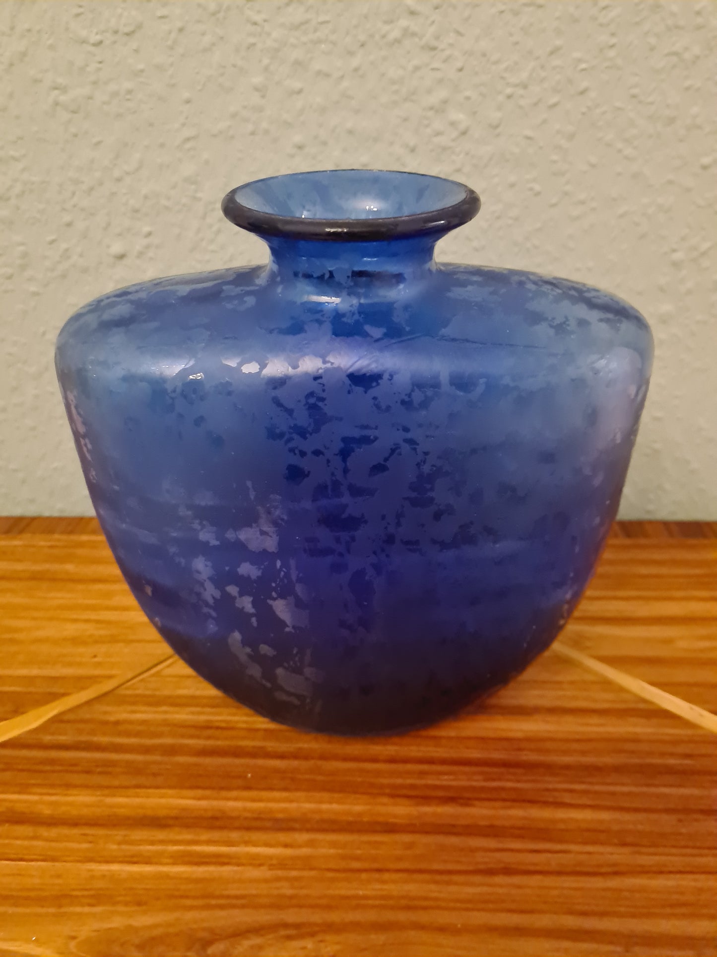Künstlerglasvase in Blau mit organischer Form 22cm
