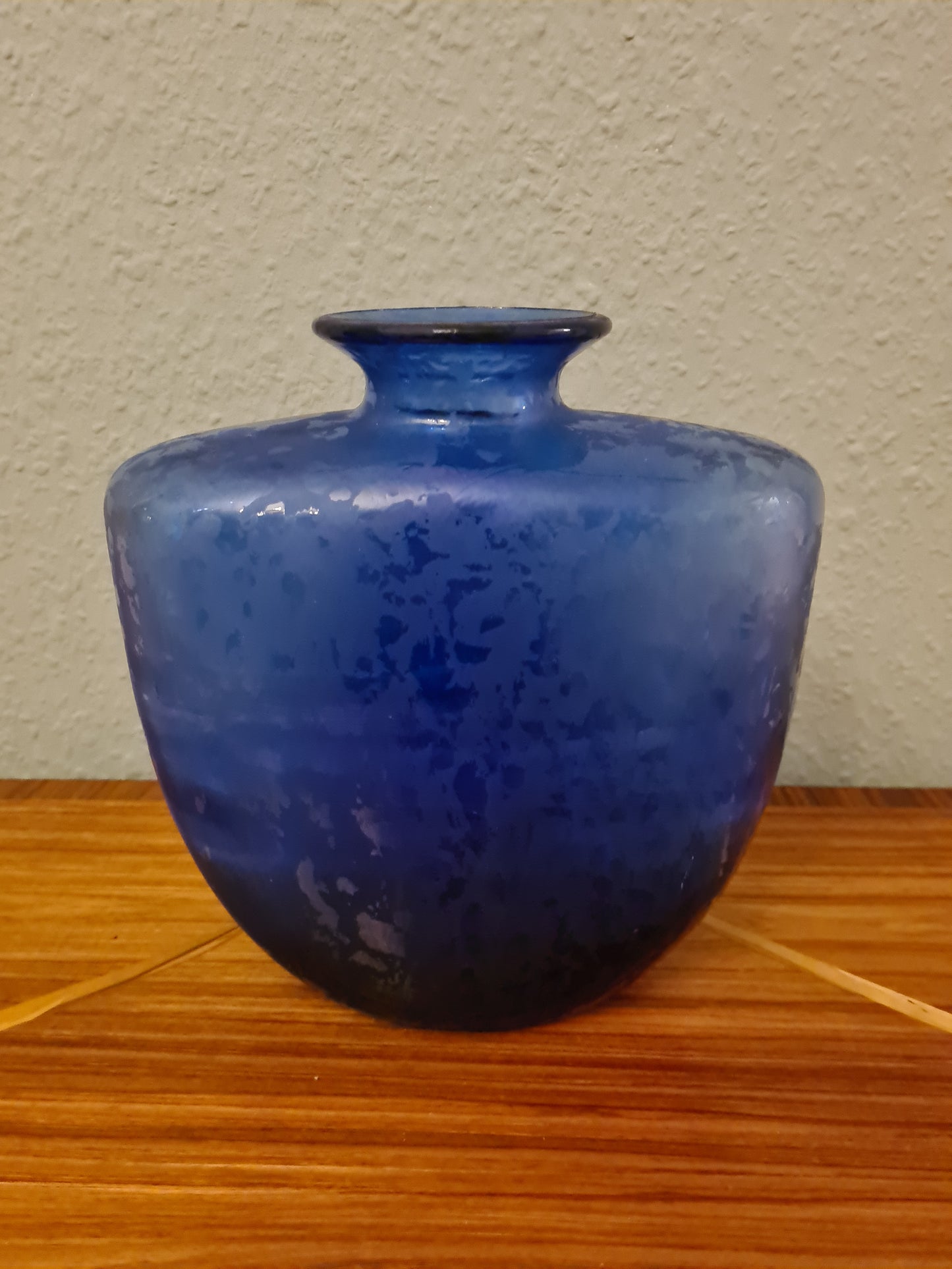 Künstlerglasvase in Blau mit organischer Form 22cm