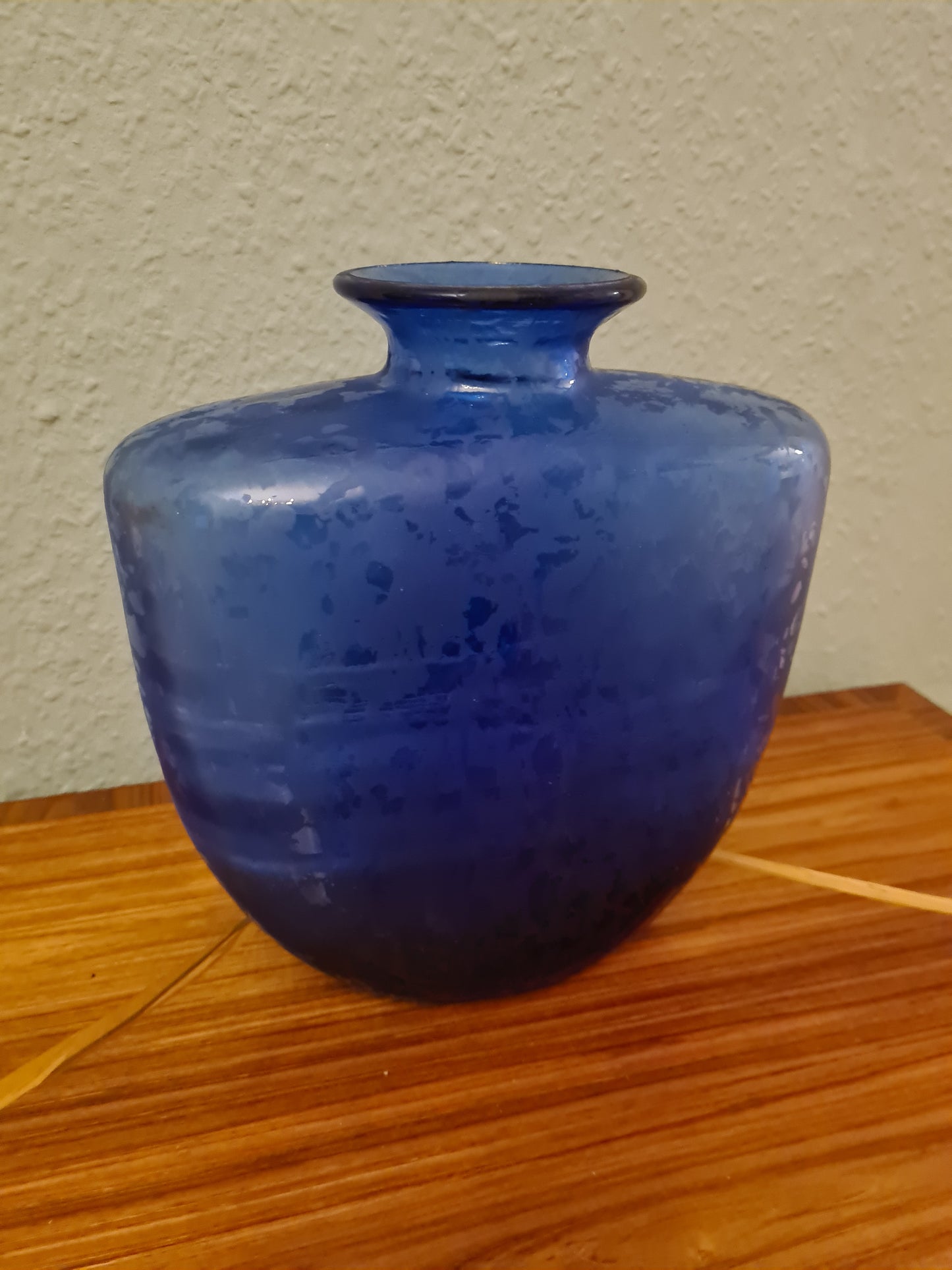 Künstlerglasvase in Blau mit organischer Form 22cm