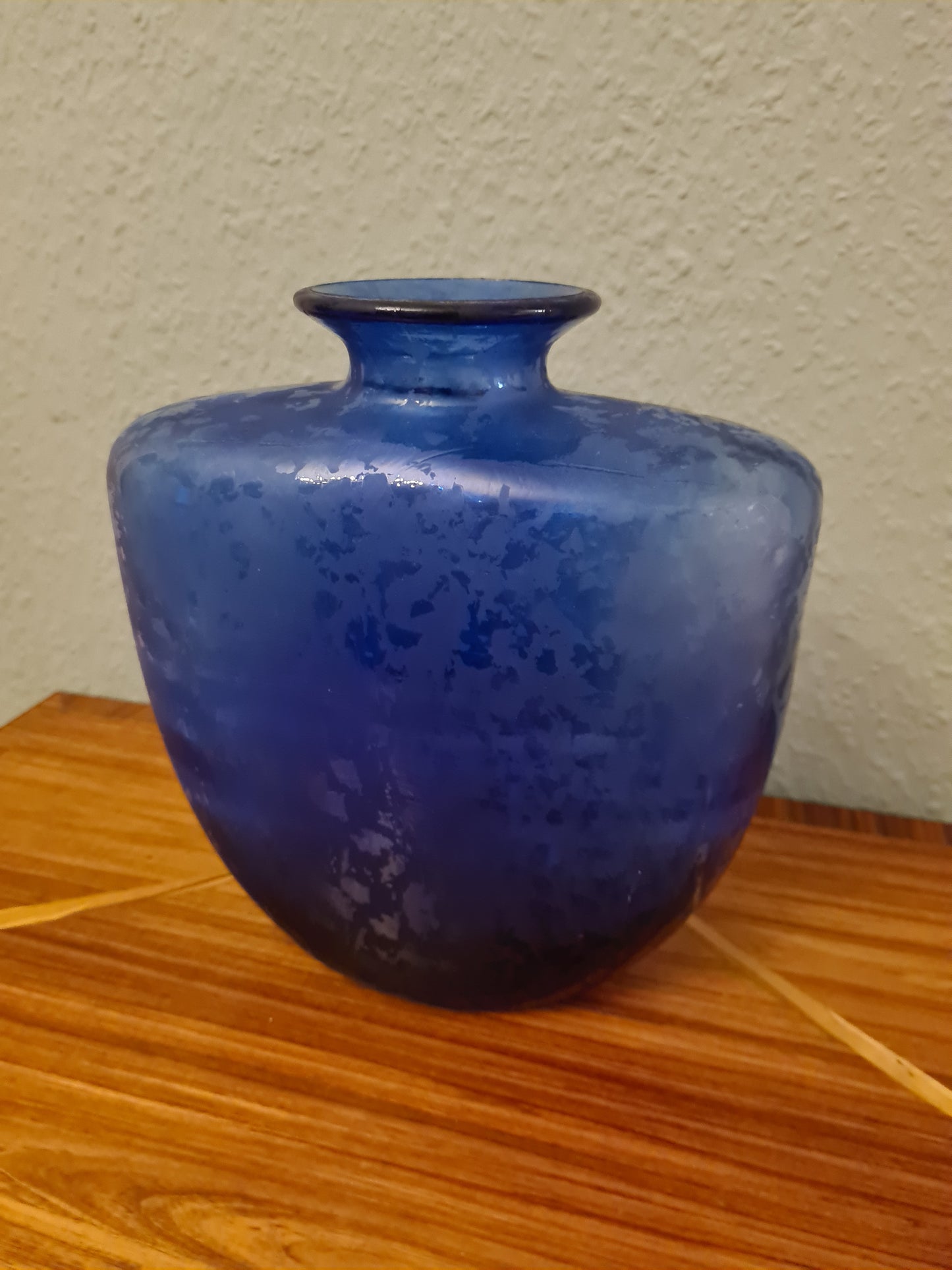 Künstlerglasvase in Blau mit organischer Form 22cm