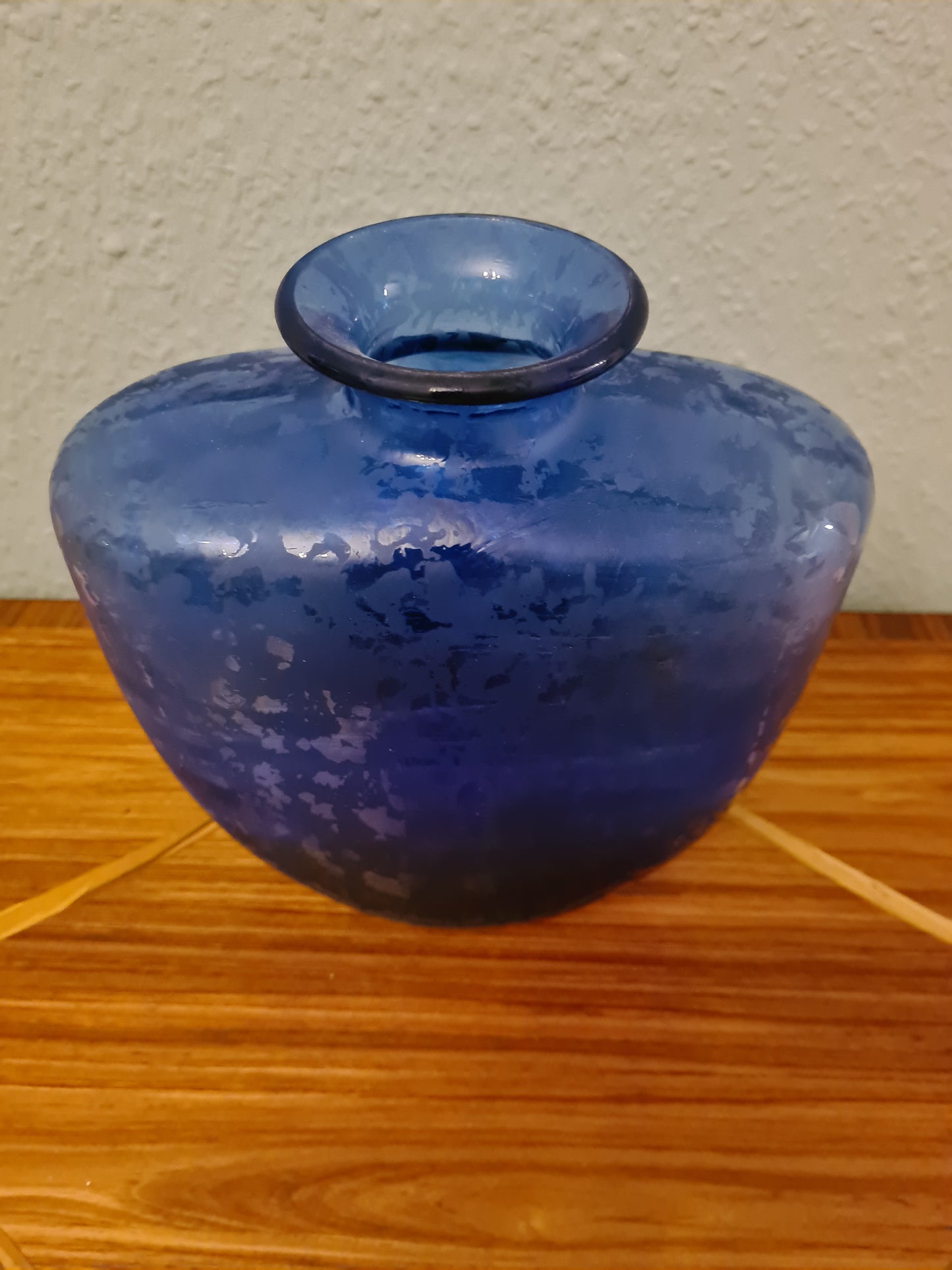 Künstlerglasvase in Blau mit organischer Form 22cm