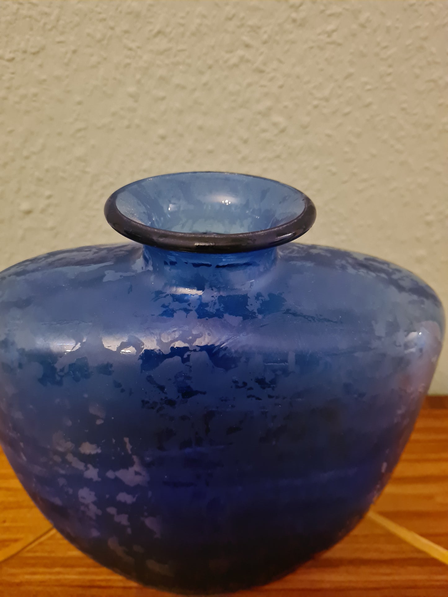 Künstlerglasvase in Blau mit organischer Form 22cm