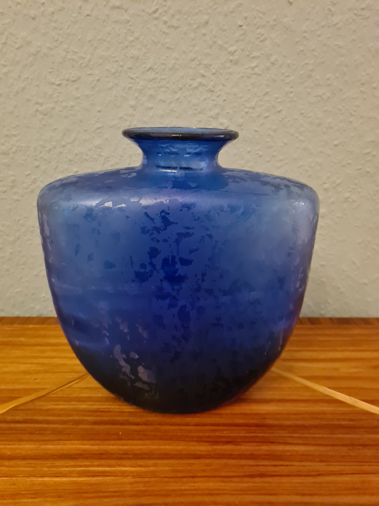 Künstlerglasvase in Blau mit organischer Form 22cm