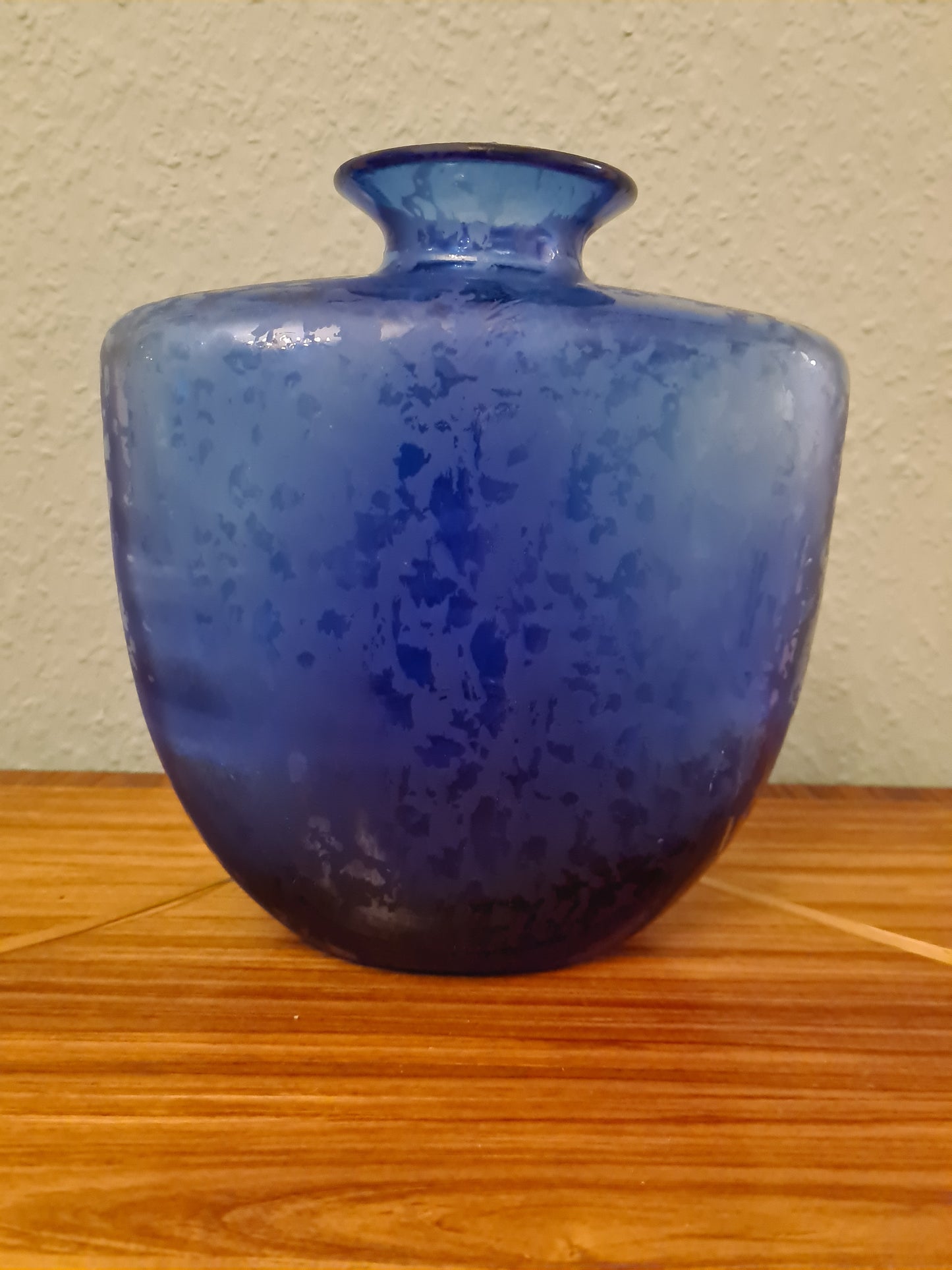 Künstlerglasvase in Blau mit organischer Form 22cm