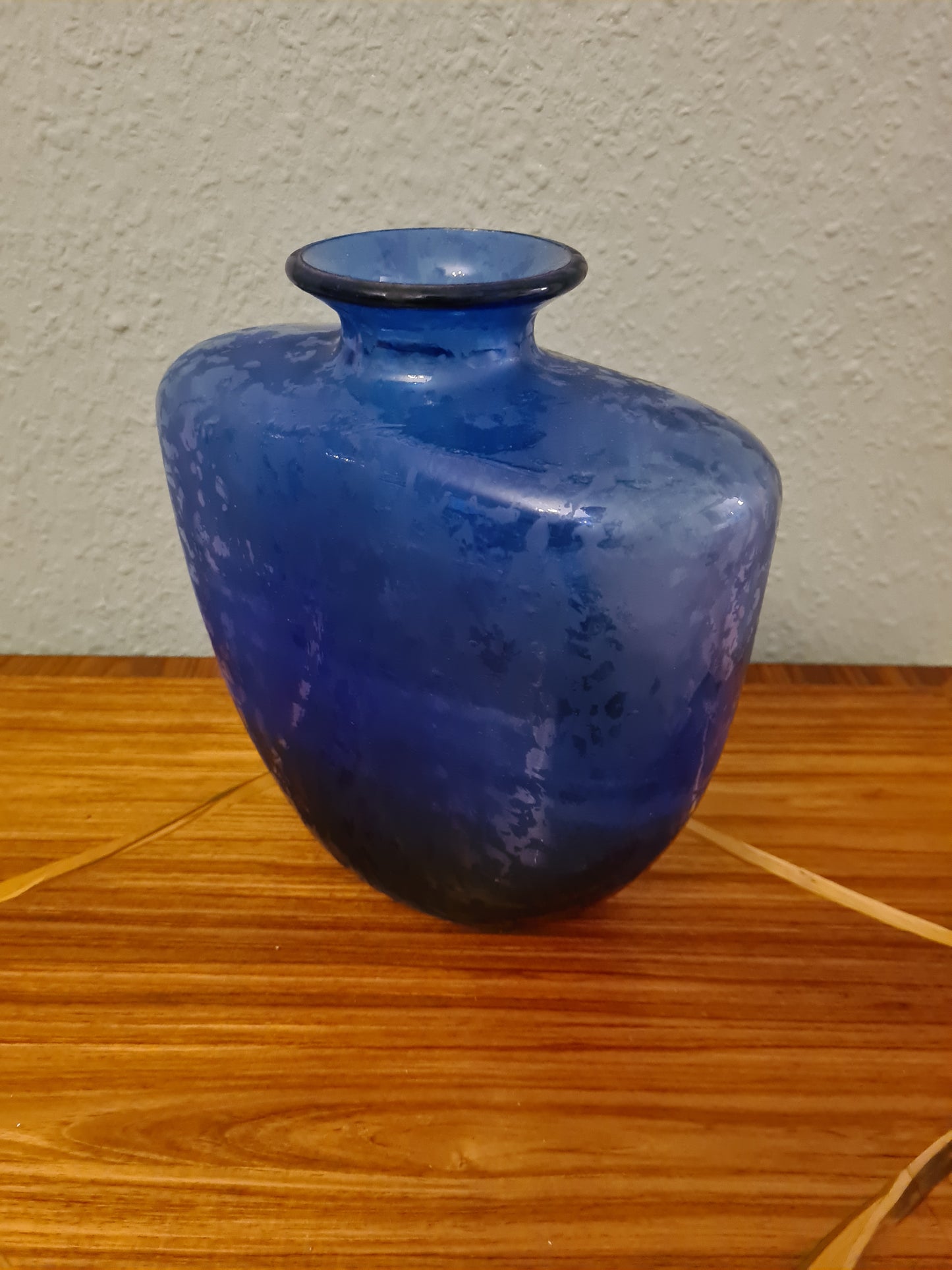 Künstlerglasvase in Blau mit organischer Form 22cm