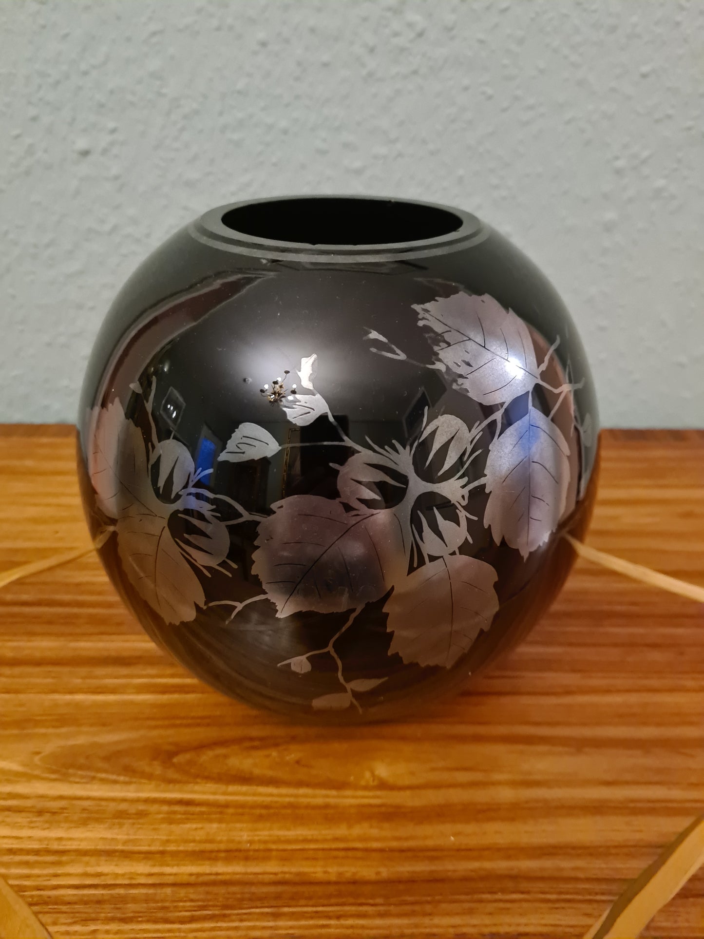 Schwarze Glasvase mit mattierter Blattgravur 18cm