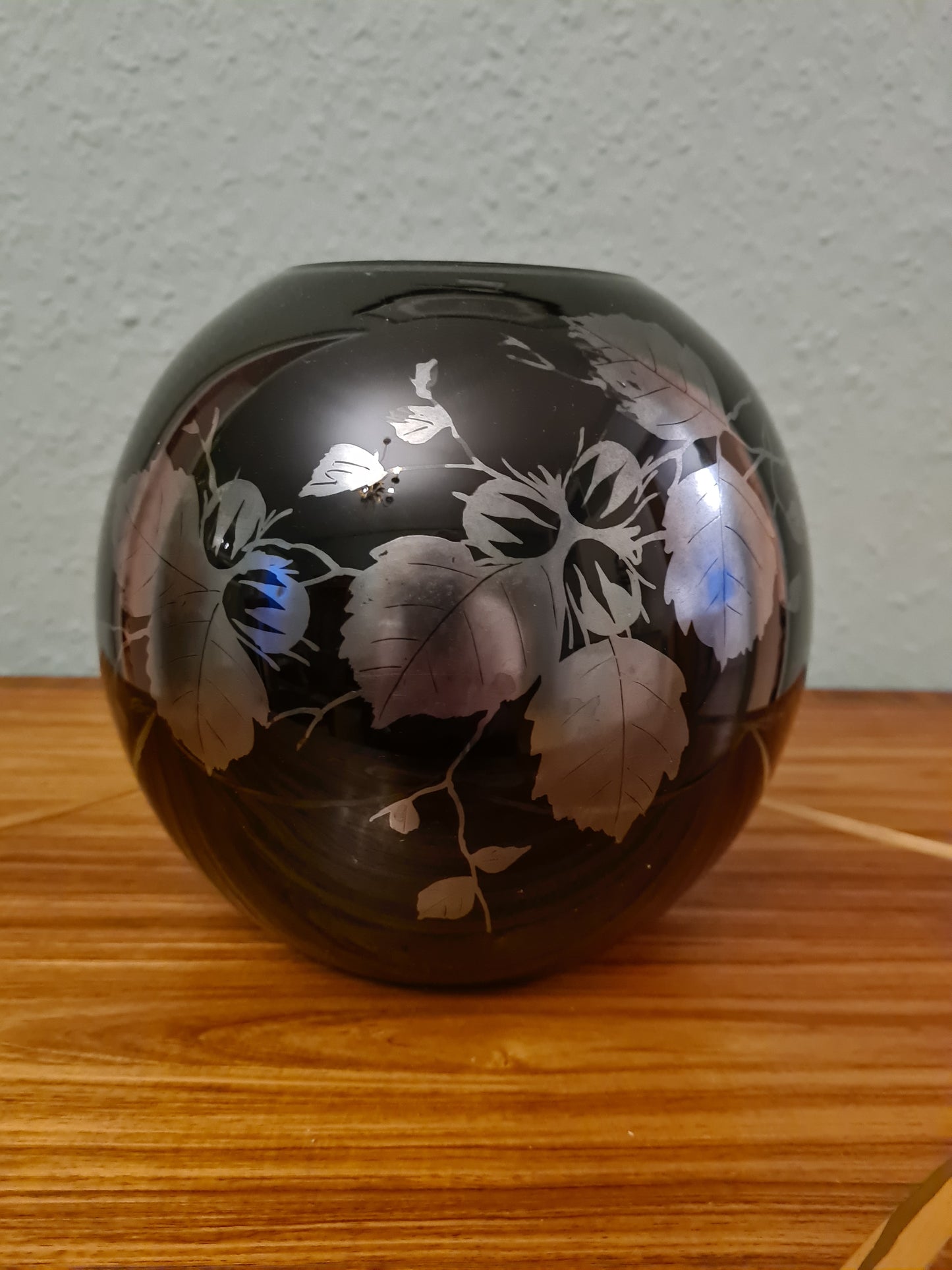 Schwarze Glasvase mit mattierter Blattgravur 18cm