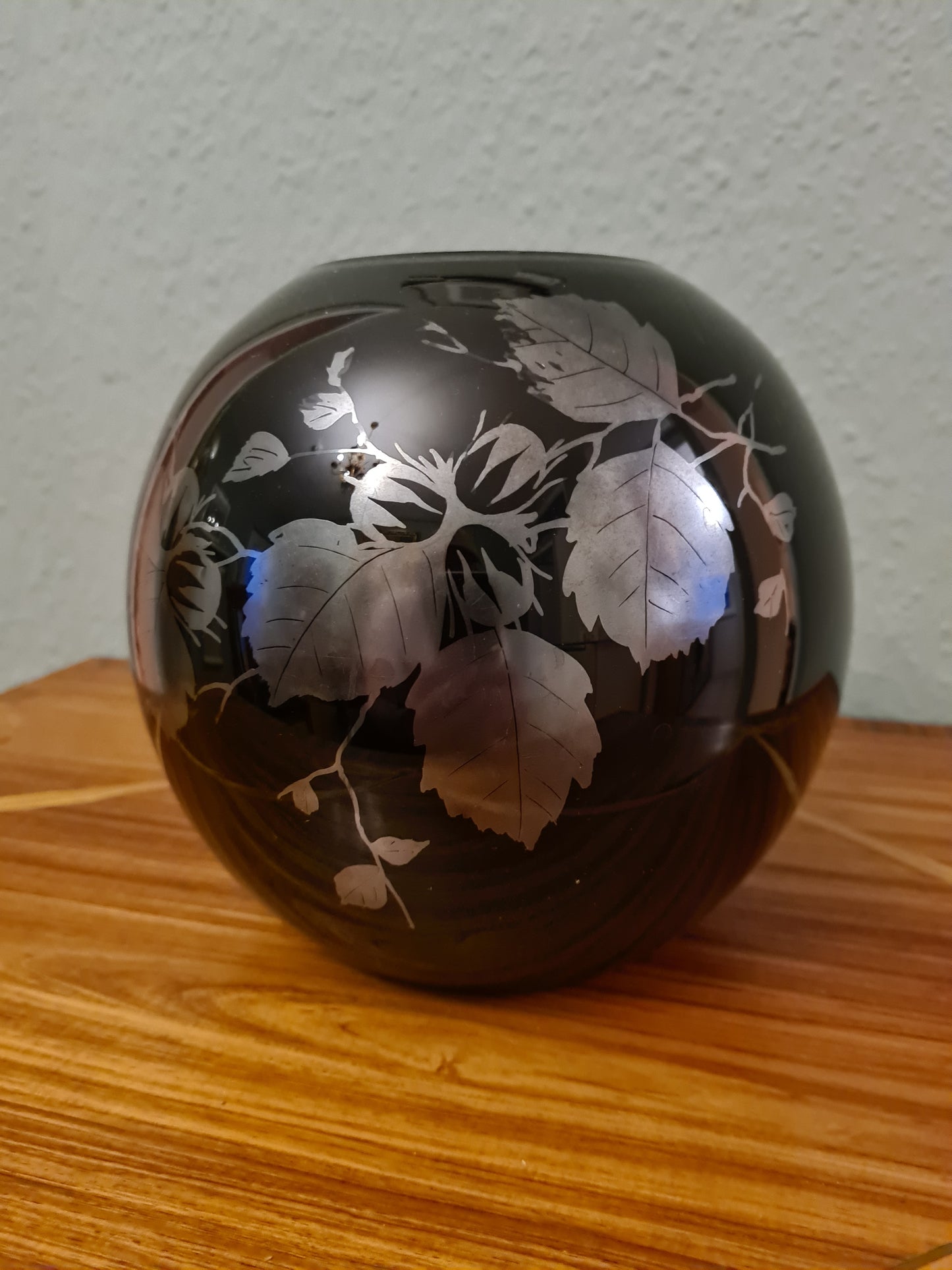 Schwarze Glasvase mit mattierter Blattgravur 18cm