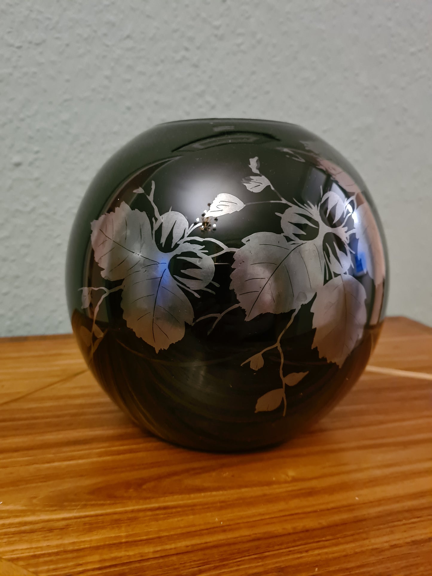 Schwarze Glasvase mit mattierter Blattgravur 18cm