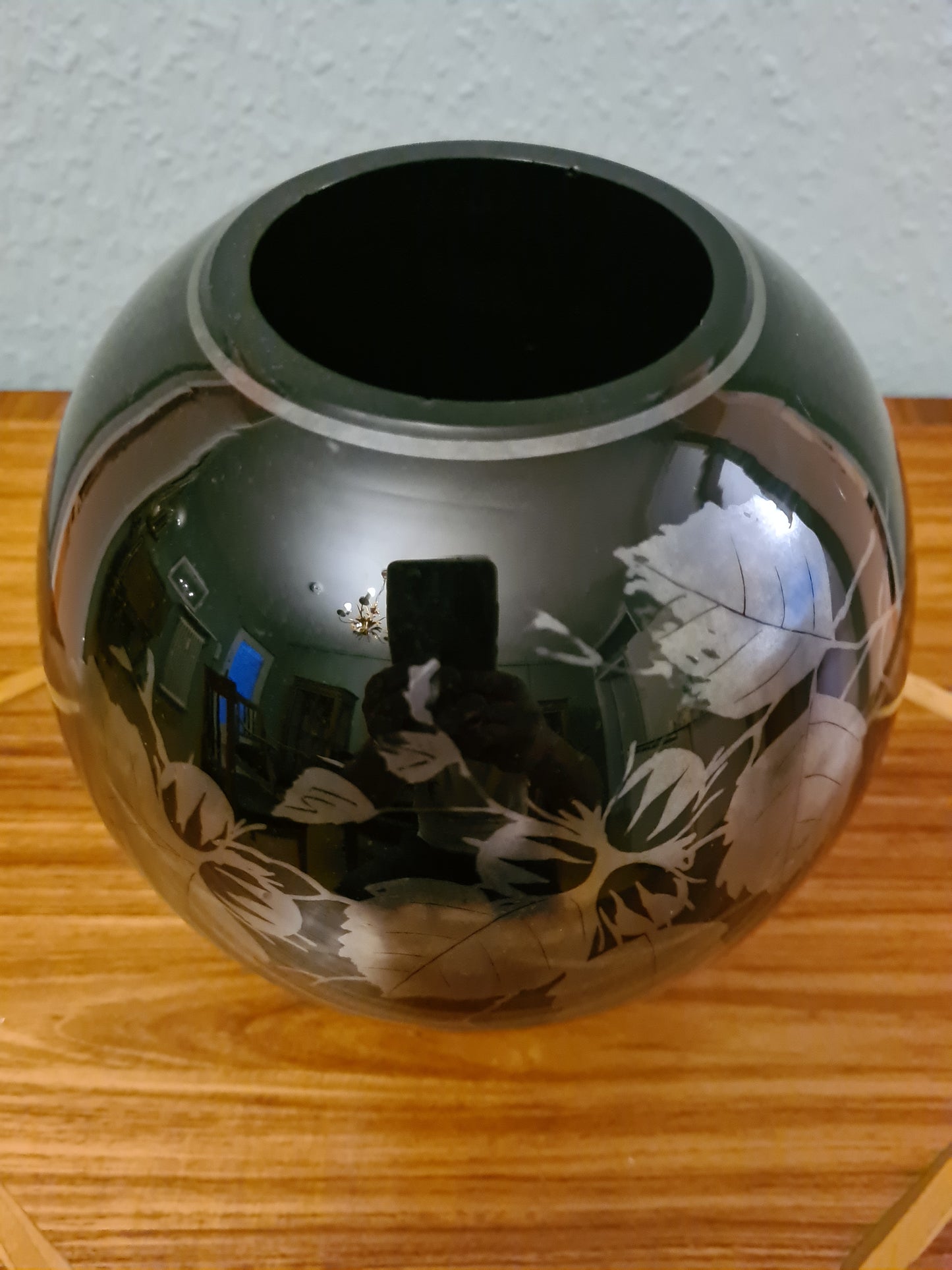 Schwarze Glasvase mit mattierter Blattgravur 18cm