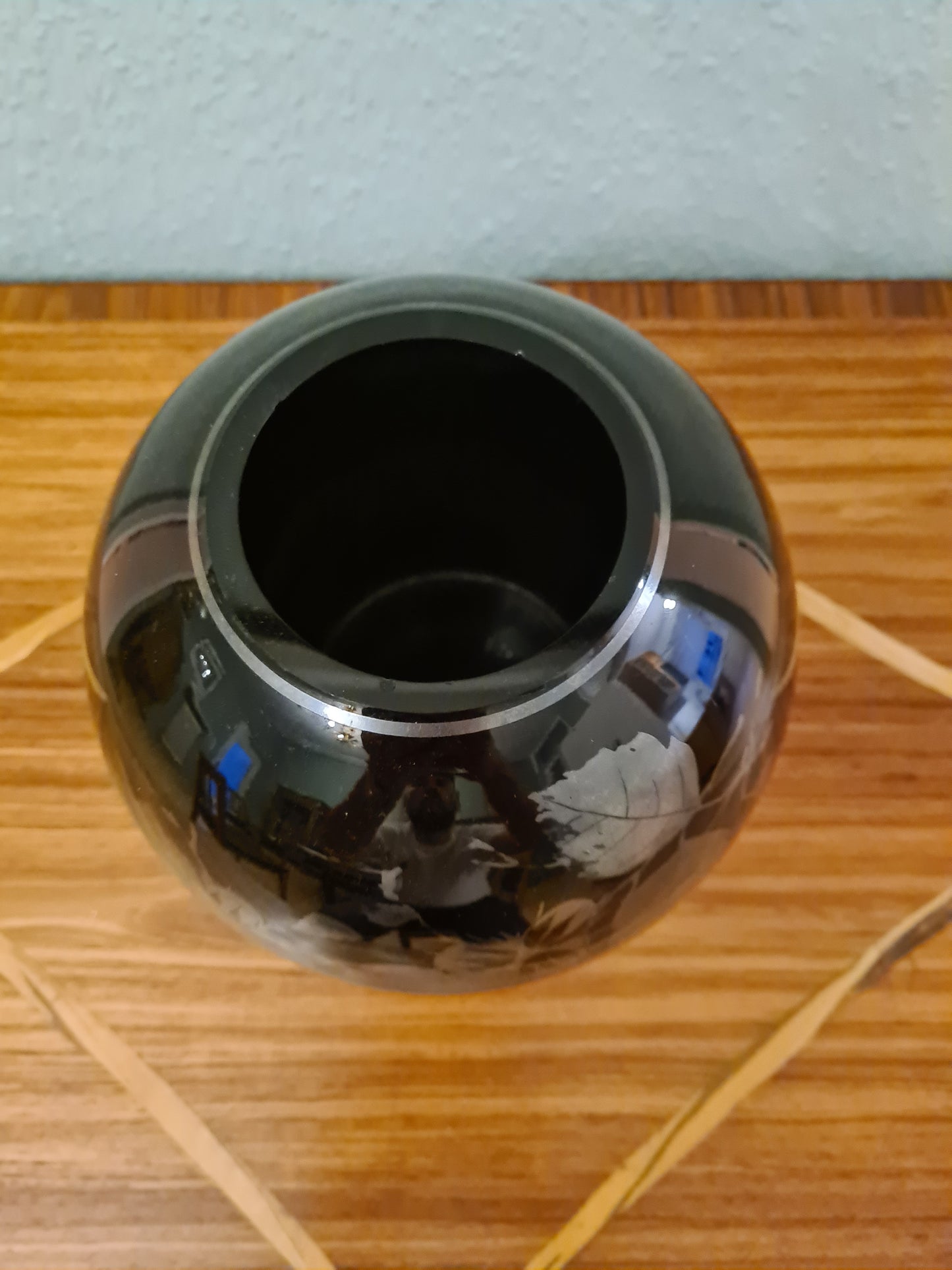 Schwarze Glasvase mit mattierter Blattgravur 18cm