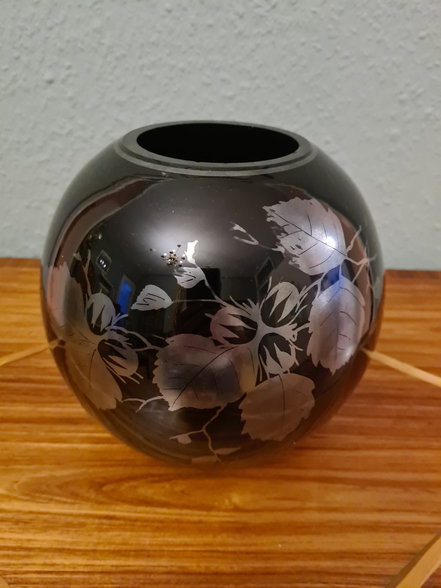 Schwarze Glasvase mit mattierter Blattgravur 18cm