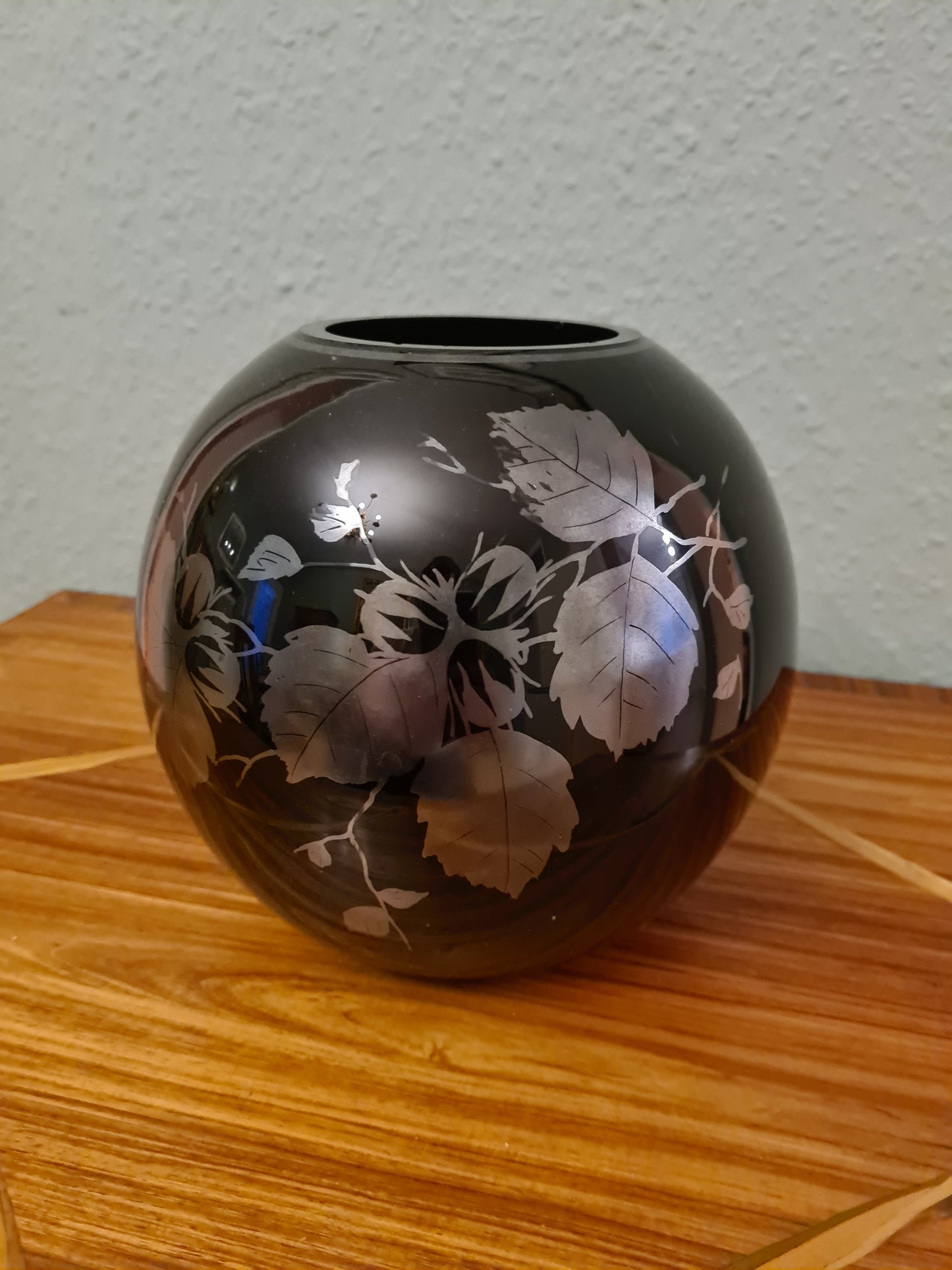 Schwarze Glasvase mit mattierter Blattgravur 18cm