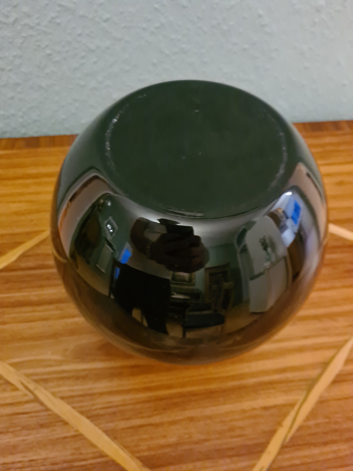 Schwarze Glasvase mit mattierter Blattgravur 18cm