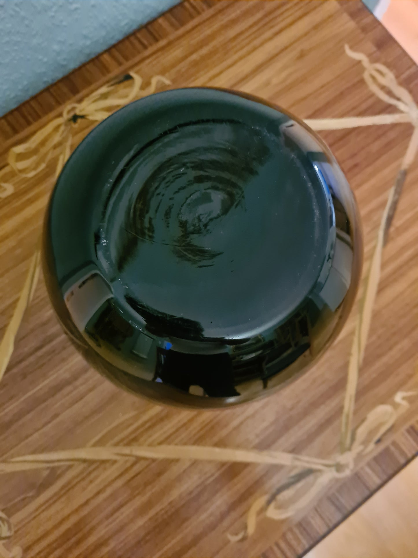 Schwarze Glasvase mit mattierter Blattgravur 18cm