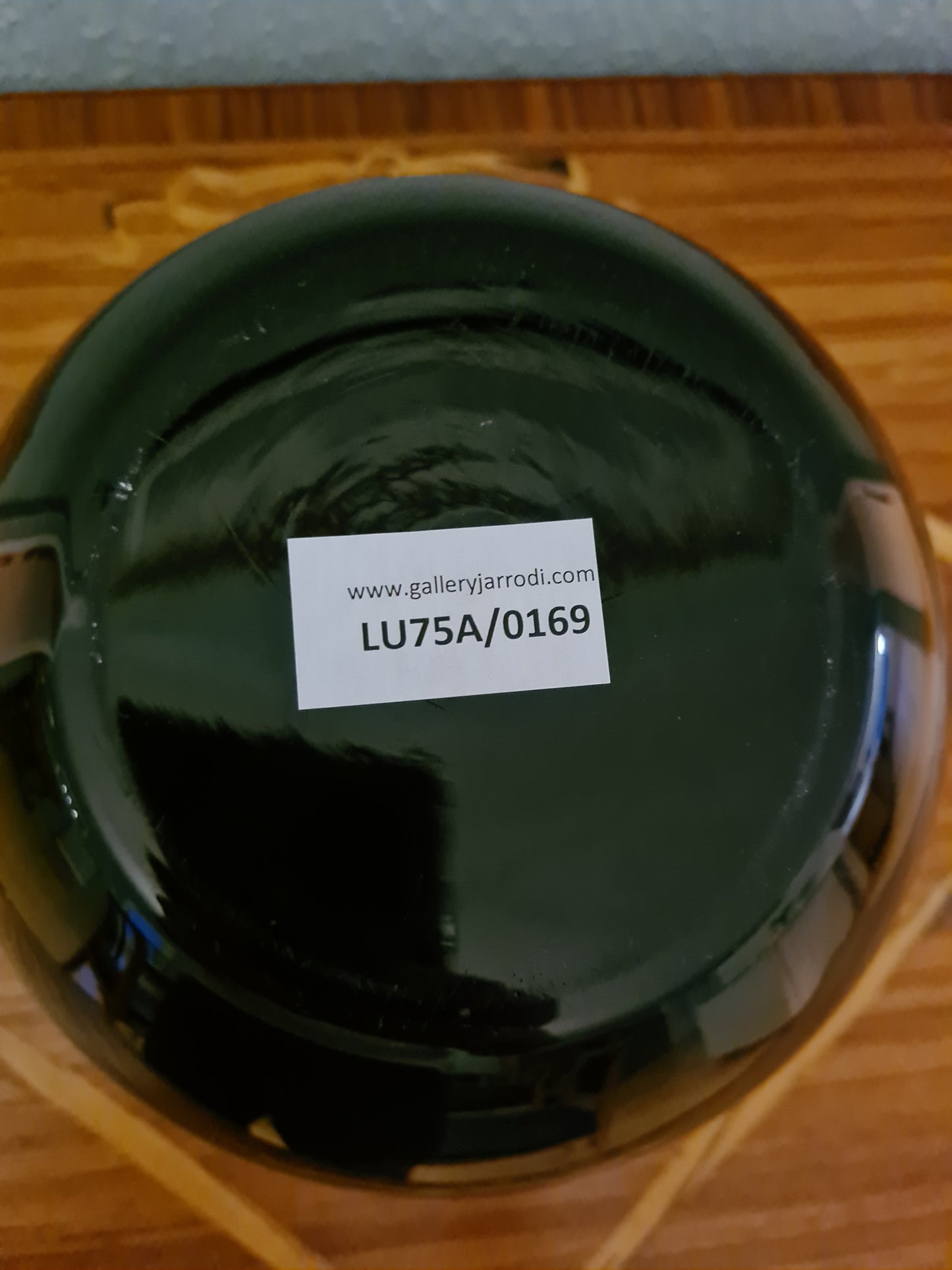 Schwarze Glasvase mit mattierter Blattgravur 18cm