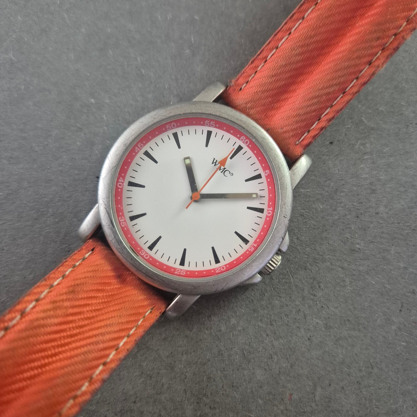 Sportliche WMC Herrenarmband Uhr – Auffälliges Design mit orangem Band