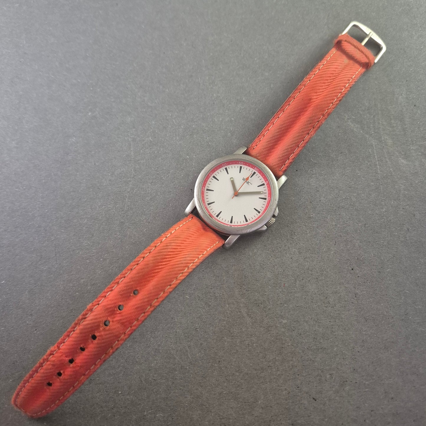 Sportliche WMC Herrenarmband Uhr – Auffälliges Design mit orangem Band