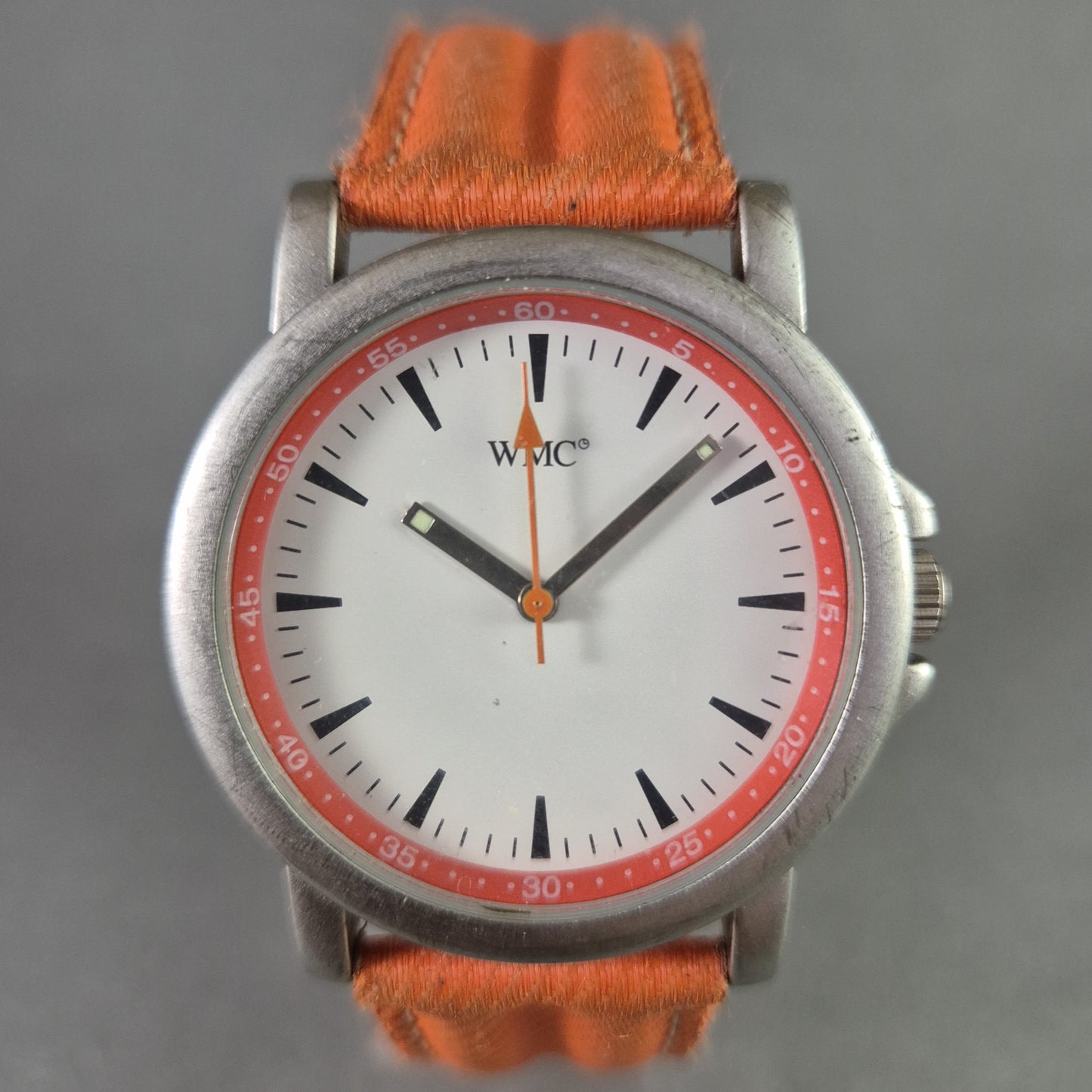 Sportliche WMC Herrenarmband Uhr – Auffälliges Design mit orangem Band