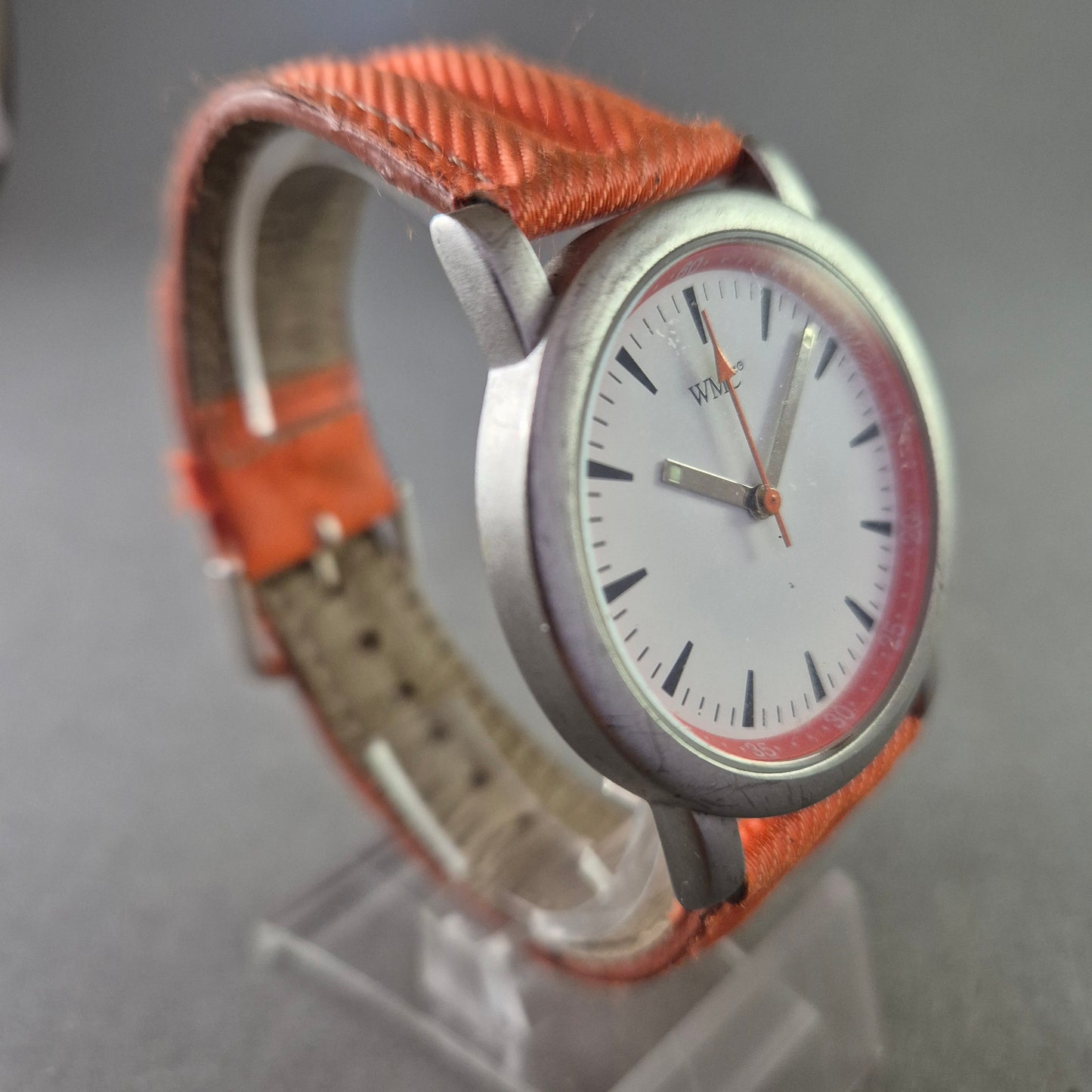 Sportliche WMC Herrenarmband Uhr – Auffälliges Design mit orangem Band