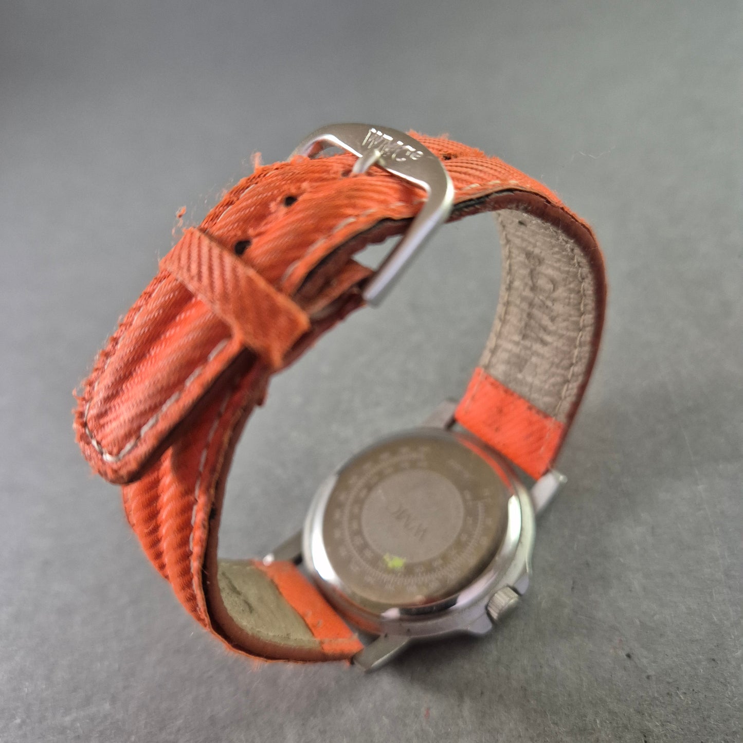 Sportliche WMC Herrenarmband Uhr – Auffälliges Design mit orangem Band