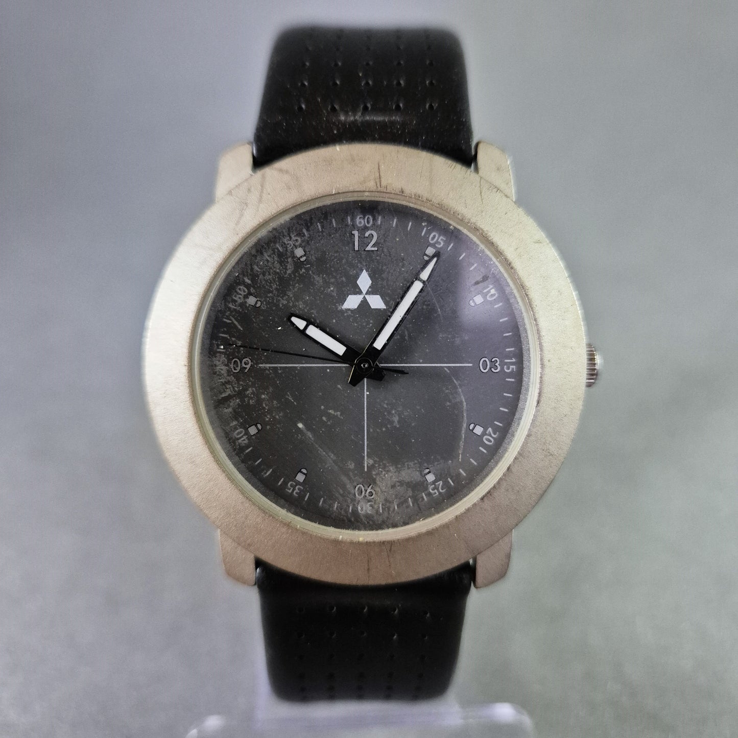 Sportliche Mitsubishi Herrenarmbanduhr – Robustes Design mit Logo-Zifferblatt