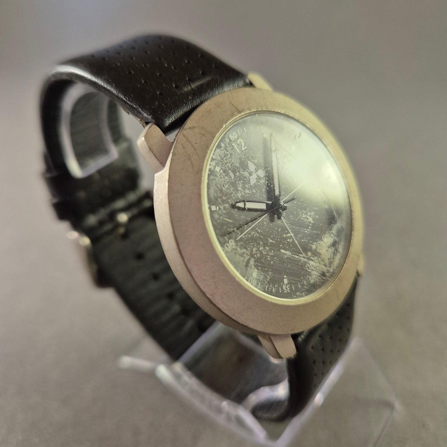 Sportliche Mitsubishi Herrenarmbanduhr – Robustes Design mit Logo-Zifferblatt